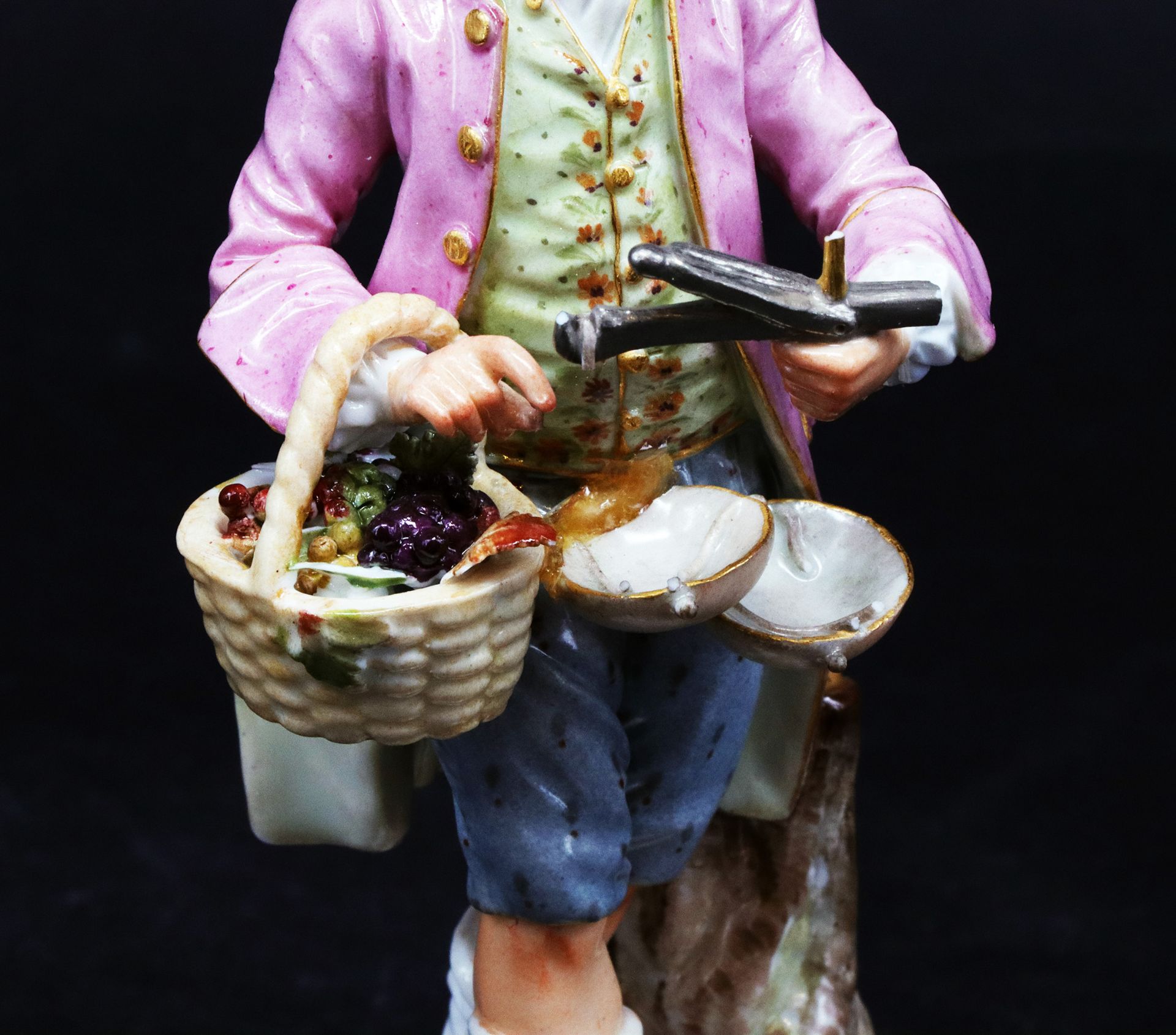 Meissen, Obstverkäufer bzw. Traubenverkäufer, Porzellan, um 1920, farbig staffiert. Aus der Serie " - Image 4 of 7