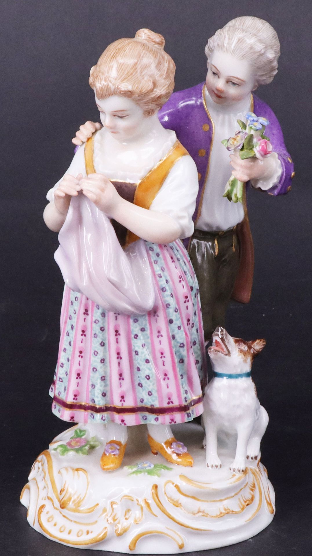 Meissen, Die kleine Hartnäckige, Porzellan, um 1920, farbig staffiert. Figurengruppe mit jungem Mann