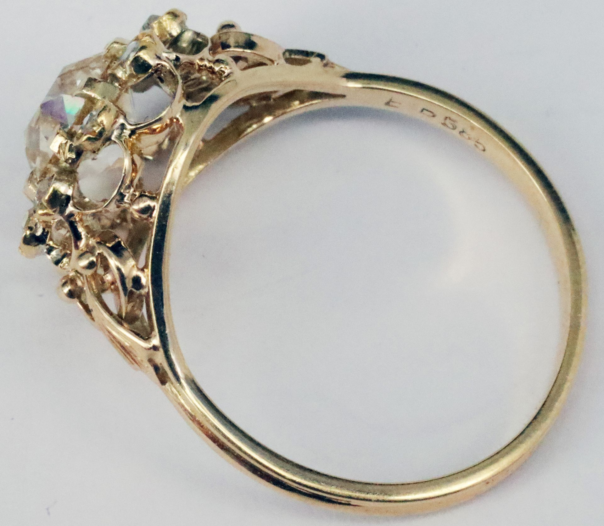Ring, 585er GG, mit großem Altschliff-Diamanten, ca. 0,75 mm, ca. 1,5 ct, p, Stein mit Riss bzw. - Image 4 of 5