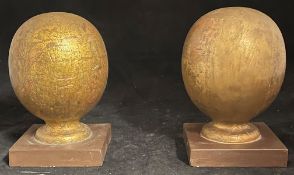 2 Deko-Kugeln, auf Sockel für Innenräume, Holz geschnitzt, um 1800 vergoldet, Altersspuren,