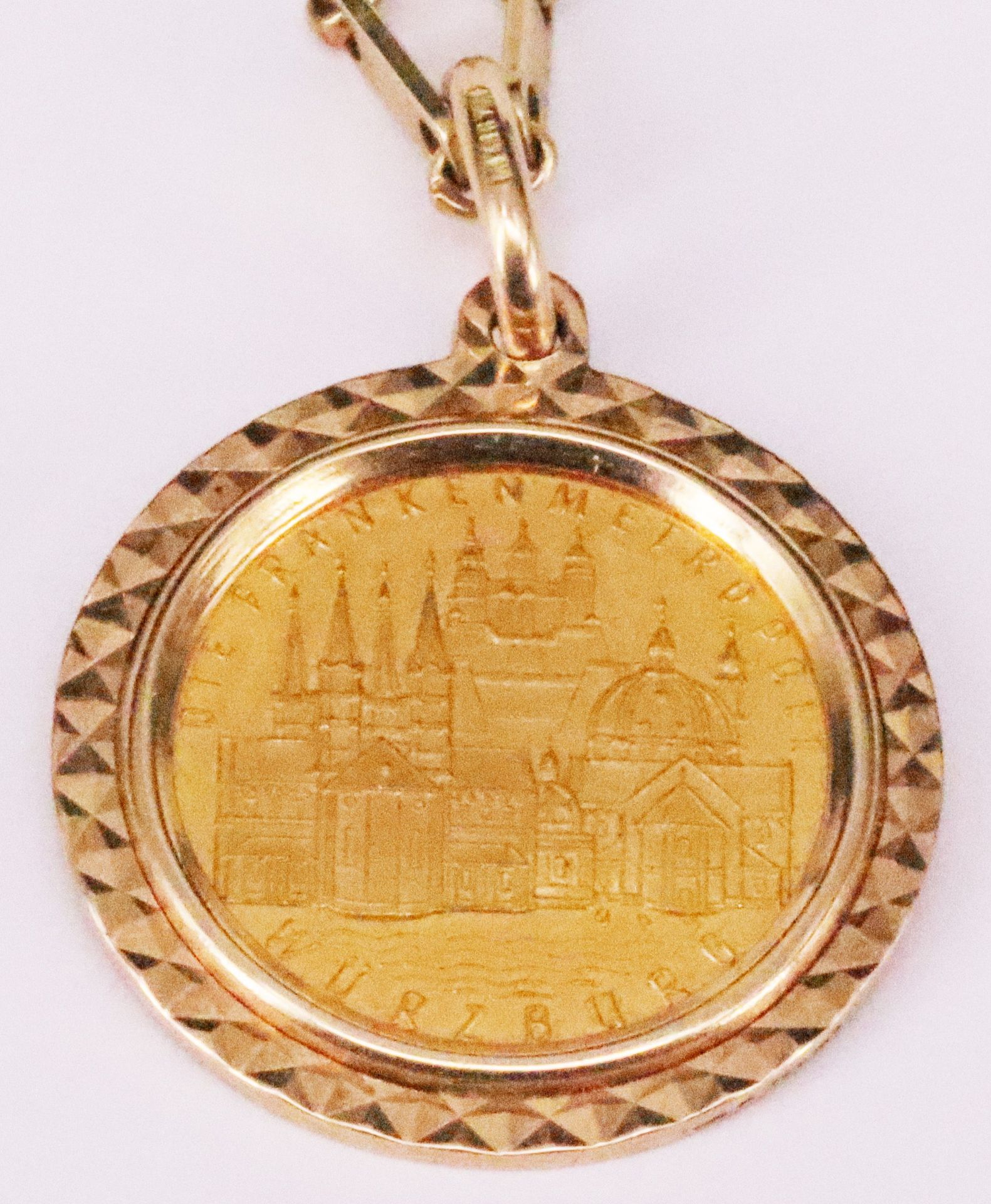 Anhänger und Kette, 585er GG, L. ca 50 cm; mit Goldmedaille Würzburg "Die Frankenmetropole", 1961, - Image 6 of 7