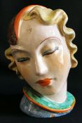 Art-Deco-Kopf, Frauenbüste, Stehmaske, im Stil von Goldscheider, Ton mit bunter Glasur,