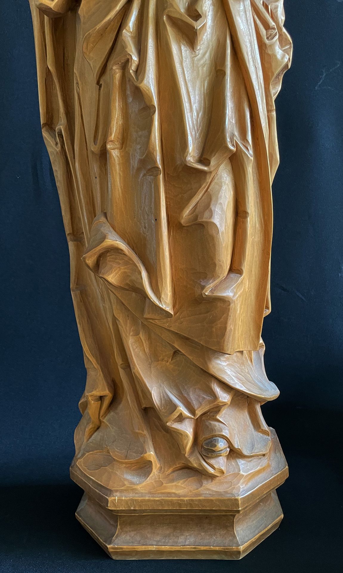 Heilige Barbara, Art Riemenschneider, Holz, unterseitig signiert H. Röthel/ anno 1977, H. 86 cm, 2 - Image 6 of 8