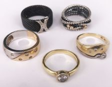 Konvolut 5 moderne Ringe, davon drei 585er GG, insg. 18,3 g: Ring mit großem Diamanten, D. 5 mm