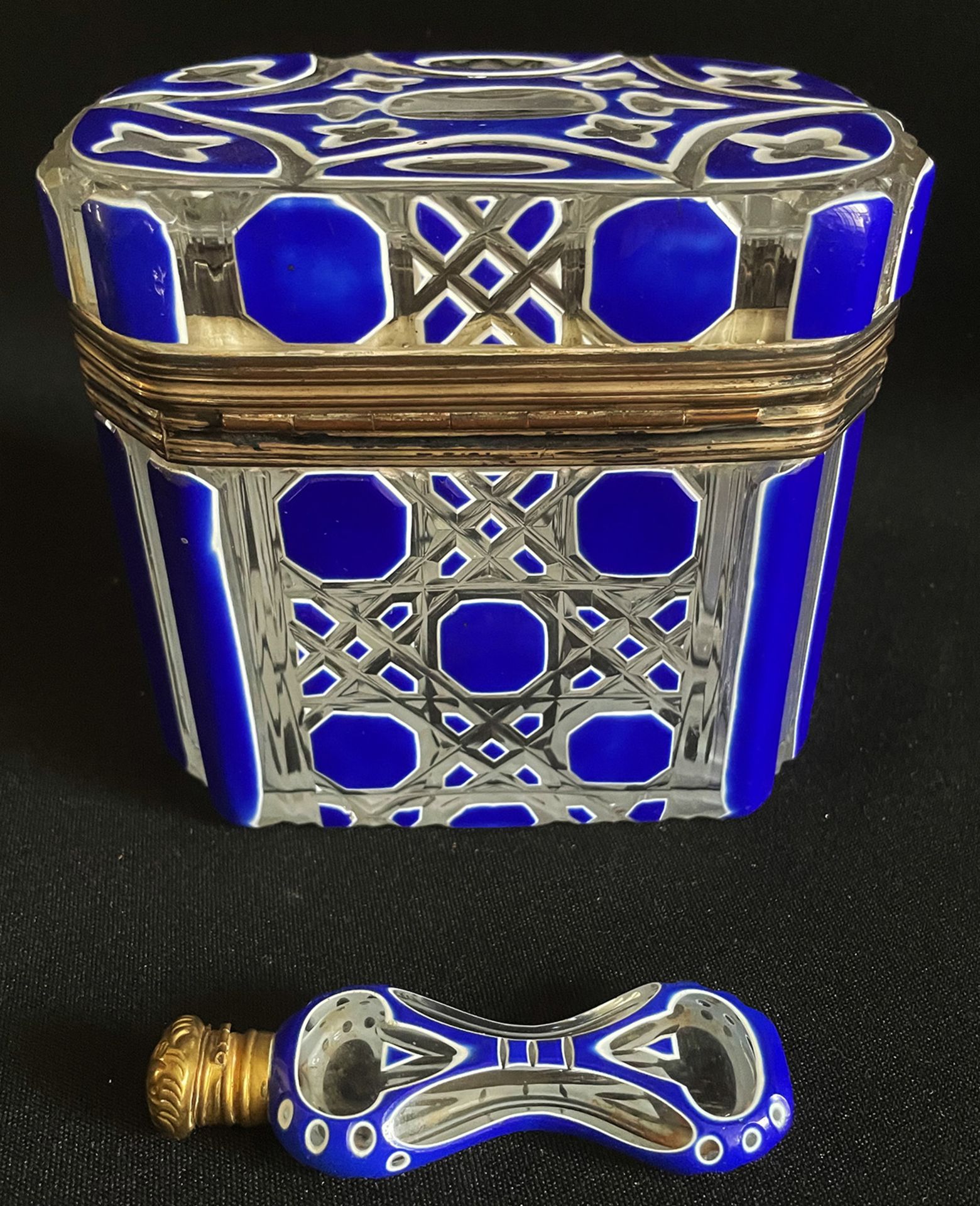 Kristalldose und Parfumflakon, Überfangglas, geschliffen, in zwei Schichten von Blau und Weiß, um