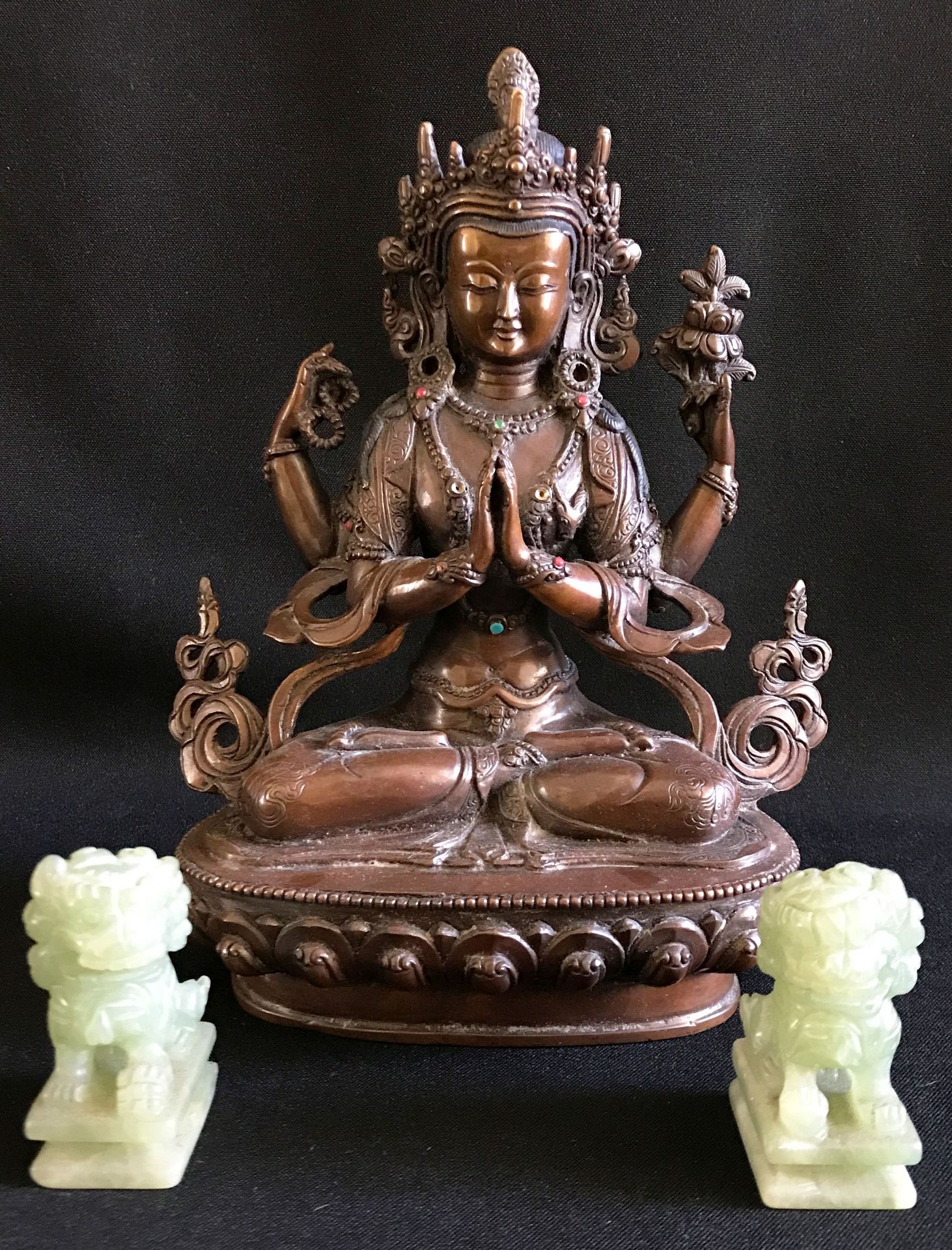 Asia-Konvolut: 1 x Buddhafigur mit feinen Glassteinen verziert, Altersspuern, H. 22 cm. 1 x - Image 3 of 5