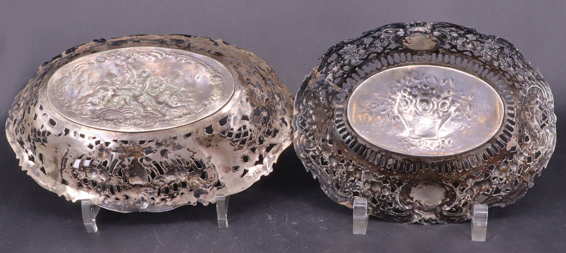 2 Silberschalen, 800er Silber, mit durchbrochen gearbeitetem Rand. Die größere mit Putttenmotiv im - Image 2 of 4