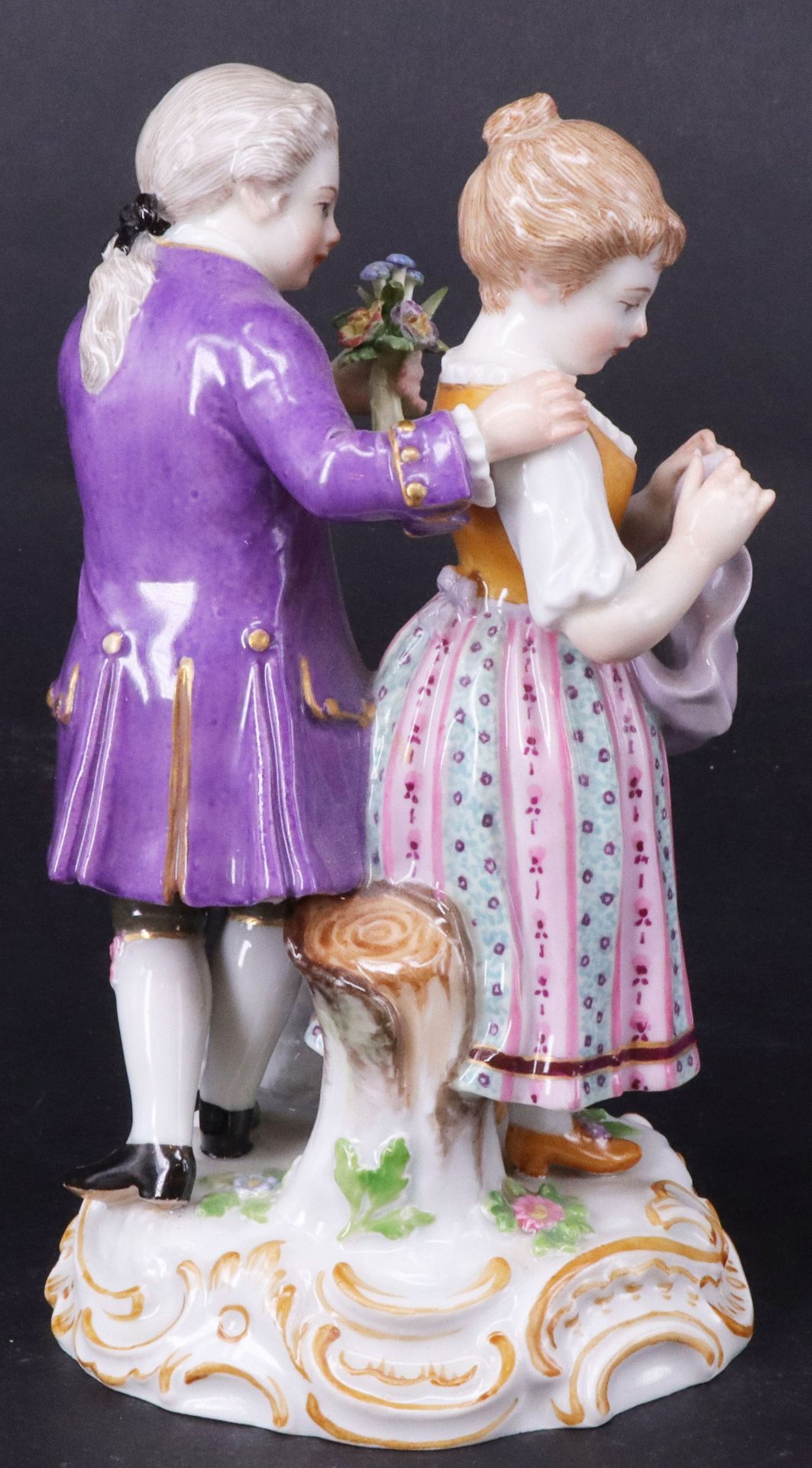 Meissen, Die kleine Hartnäckige, Porzellan, um 1920, farbig staffiert. Figurengruppe mit jungem Mann - Image 5 of 6