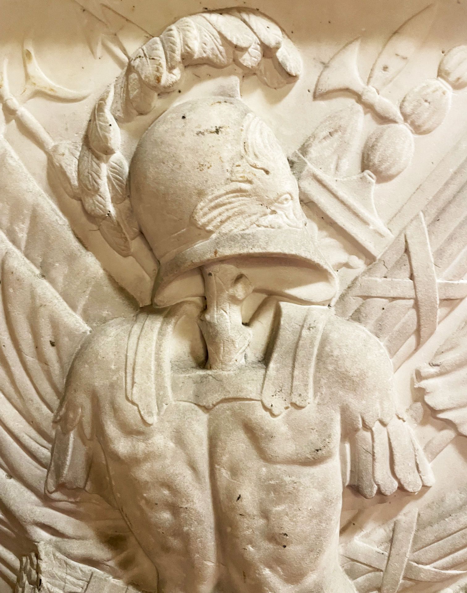 Italien, 18. Jh., Relief mit Kriegssymbolik, Altersspuren, teils Risse, alte Inventar-Nr. 4678, 67 x - Image 3 of 6