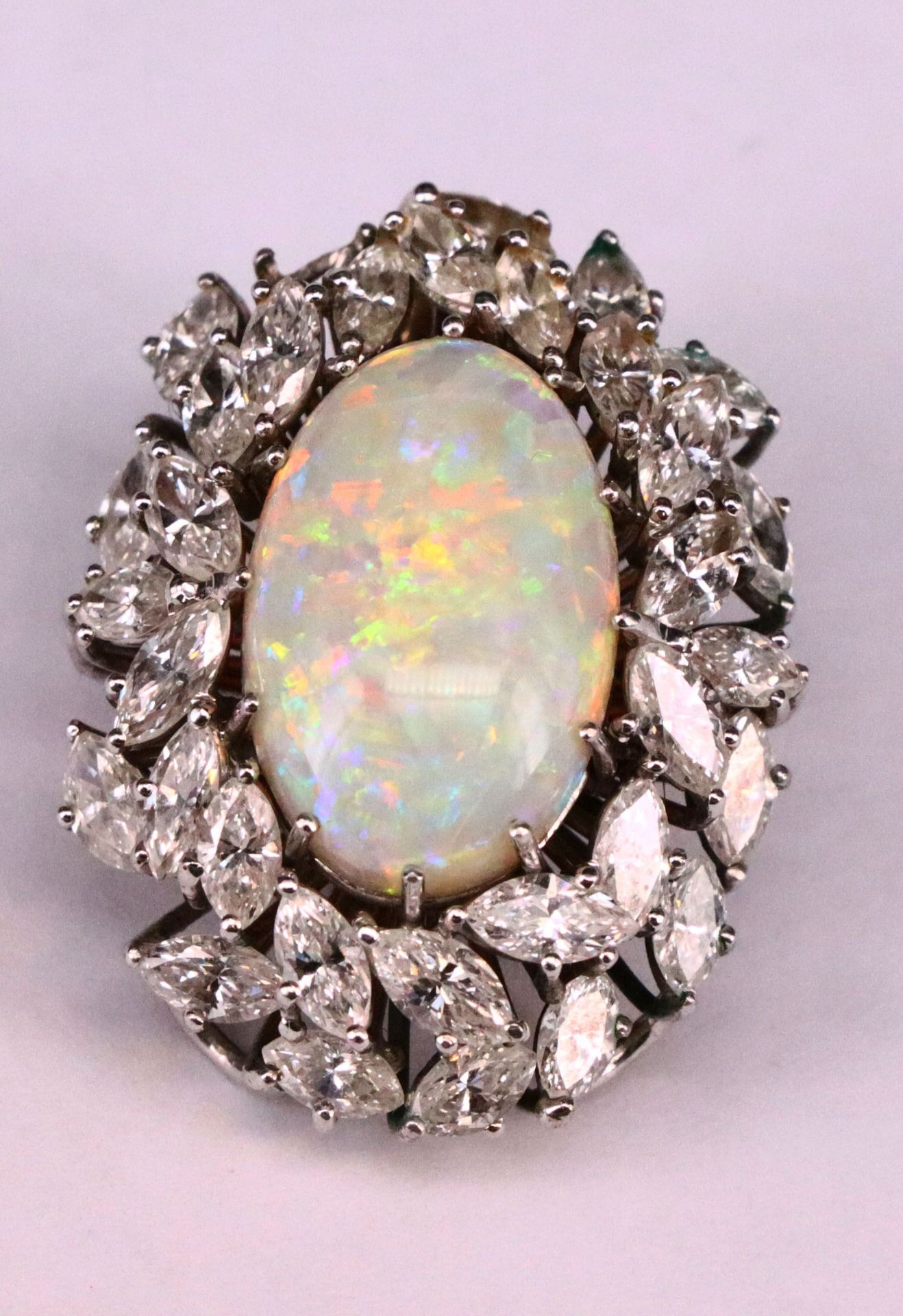 Großer Opalanhänger, 585er WG (geprüft), 70er Jahre, heller Opal mit grün-rot irisierendem - Image 4 of 5