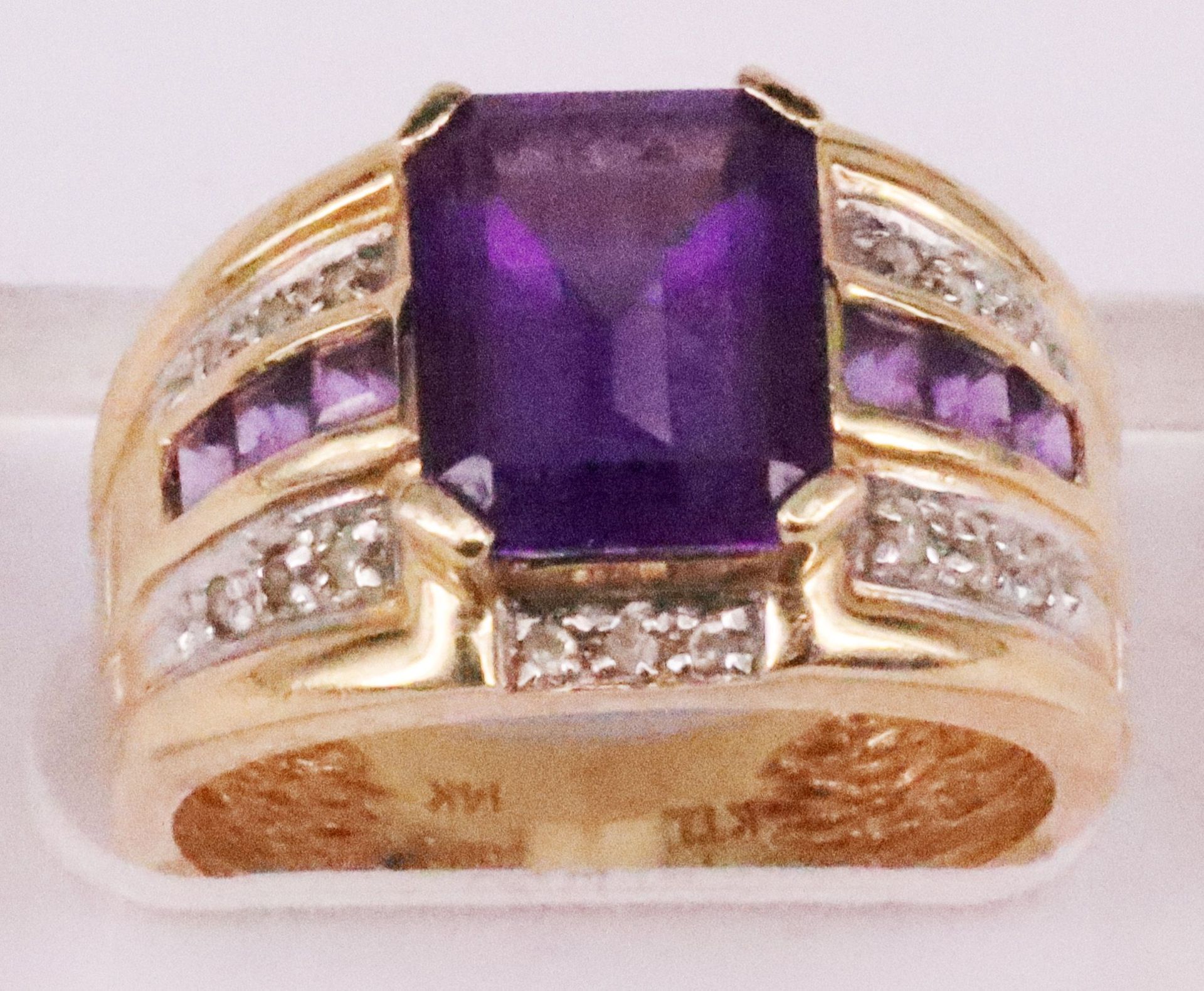 2 Damenringe, 585er GG, insg. 13,3 g: Ring mit rechteckigem Amethyst, 10 x 8 mm, sowie 6 Amethyst - Image 5 of 5