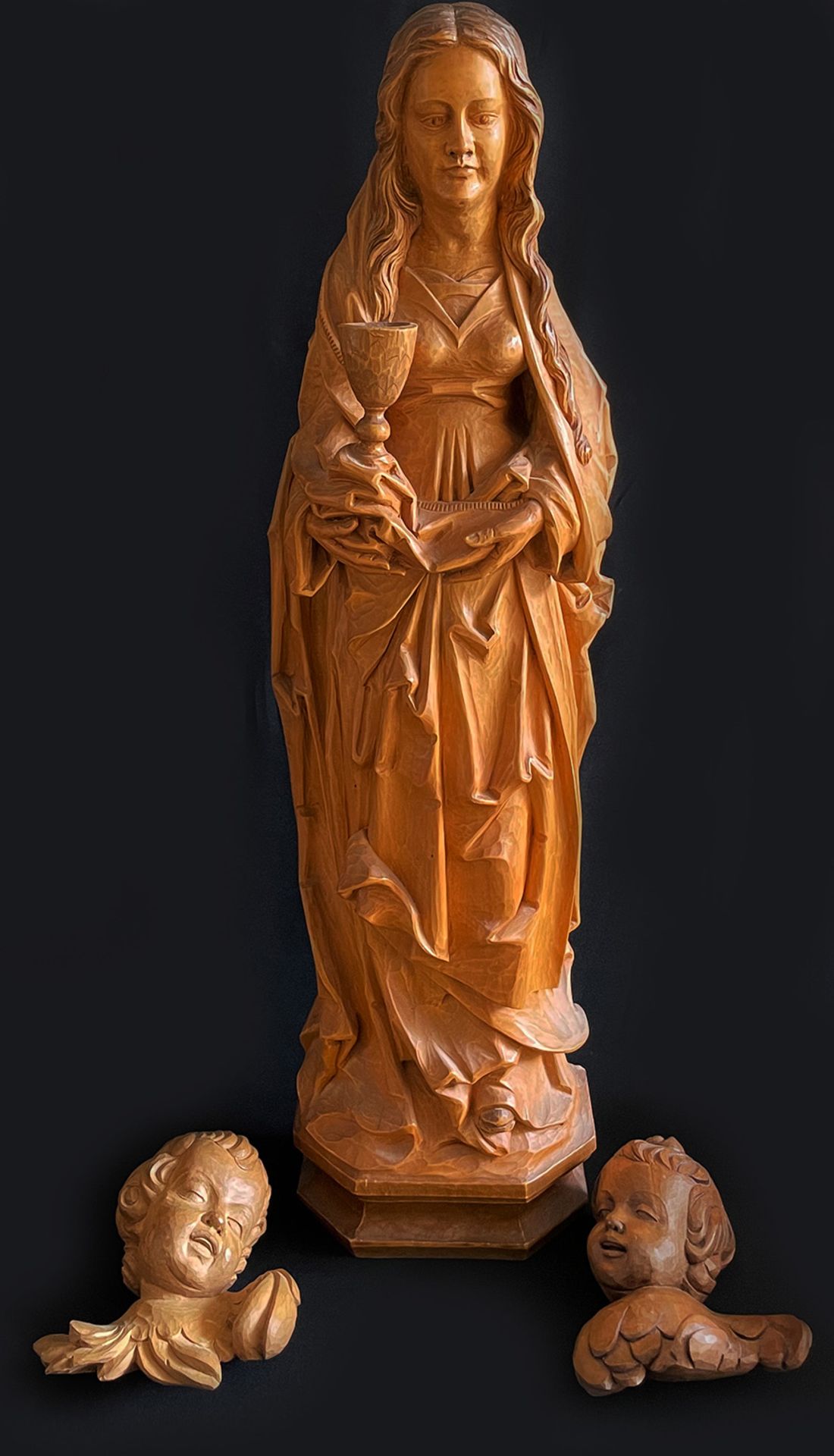 Heilige Barbara, Art Riemenschneider, Holz, unterseitig signiert H. Röthel/ anno 1977, H. 86 cm, 2