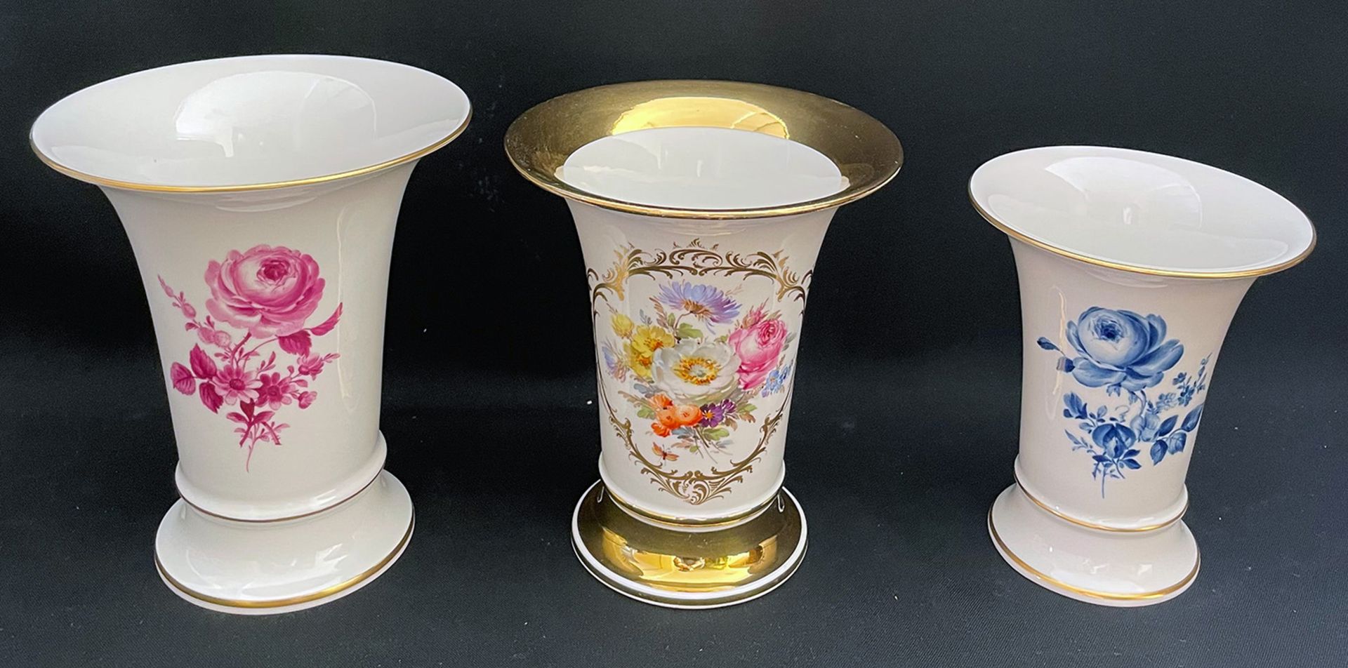 Meissen, drei Vasen: Blumendekor mit sieben verschiedenen Blüten sowie Golddekor, erste Wahl, H. - Image 3 of 4