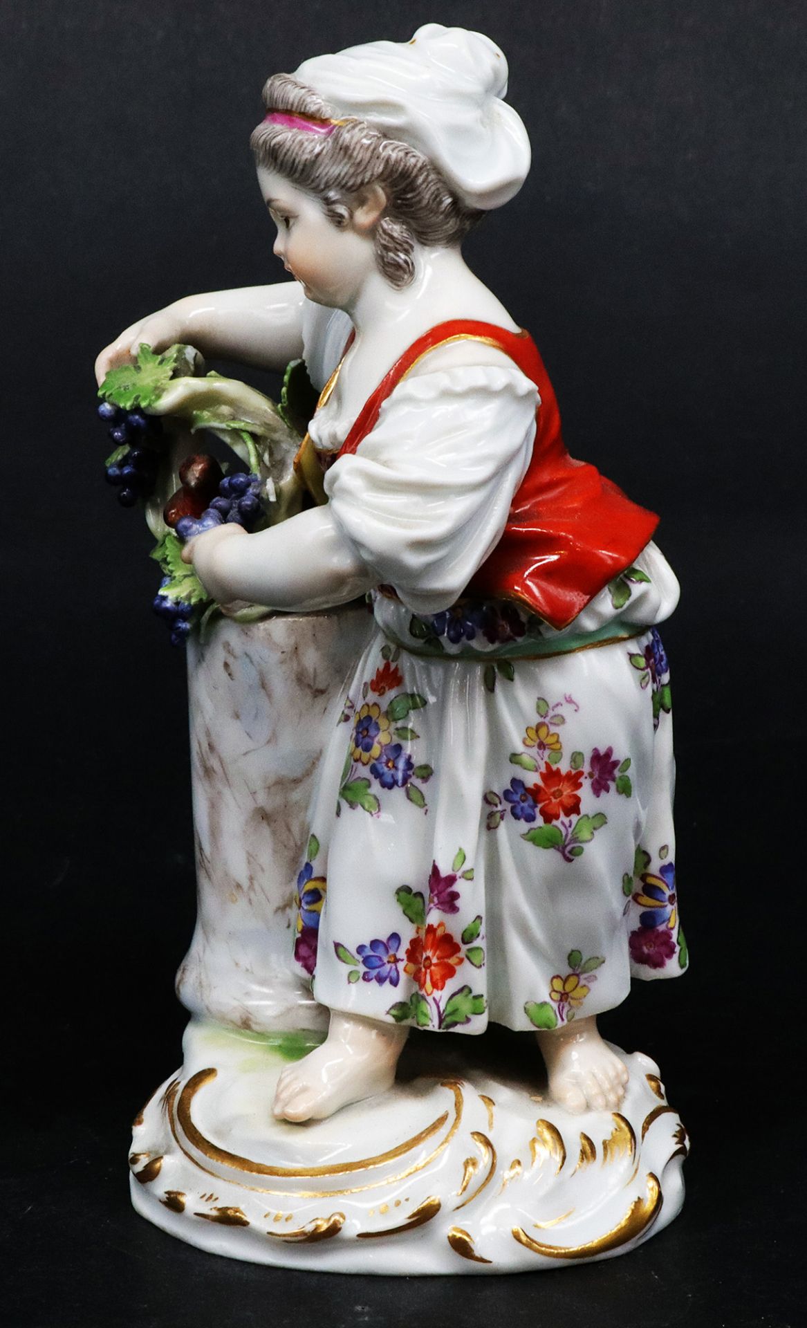 Meissen, Gärtnerkind, Porzellan, um 1920, farbig staffiert. Mädchen an Säule gelehnt mit Blumenkranz - Image 4 of 5