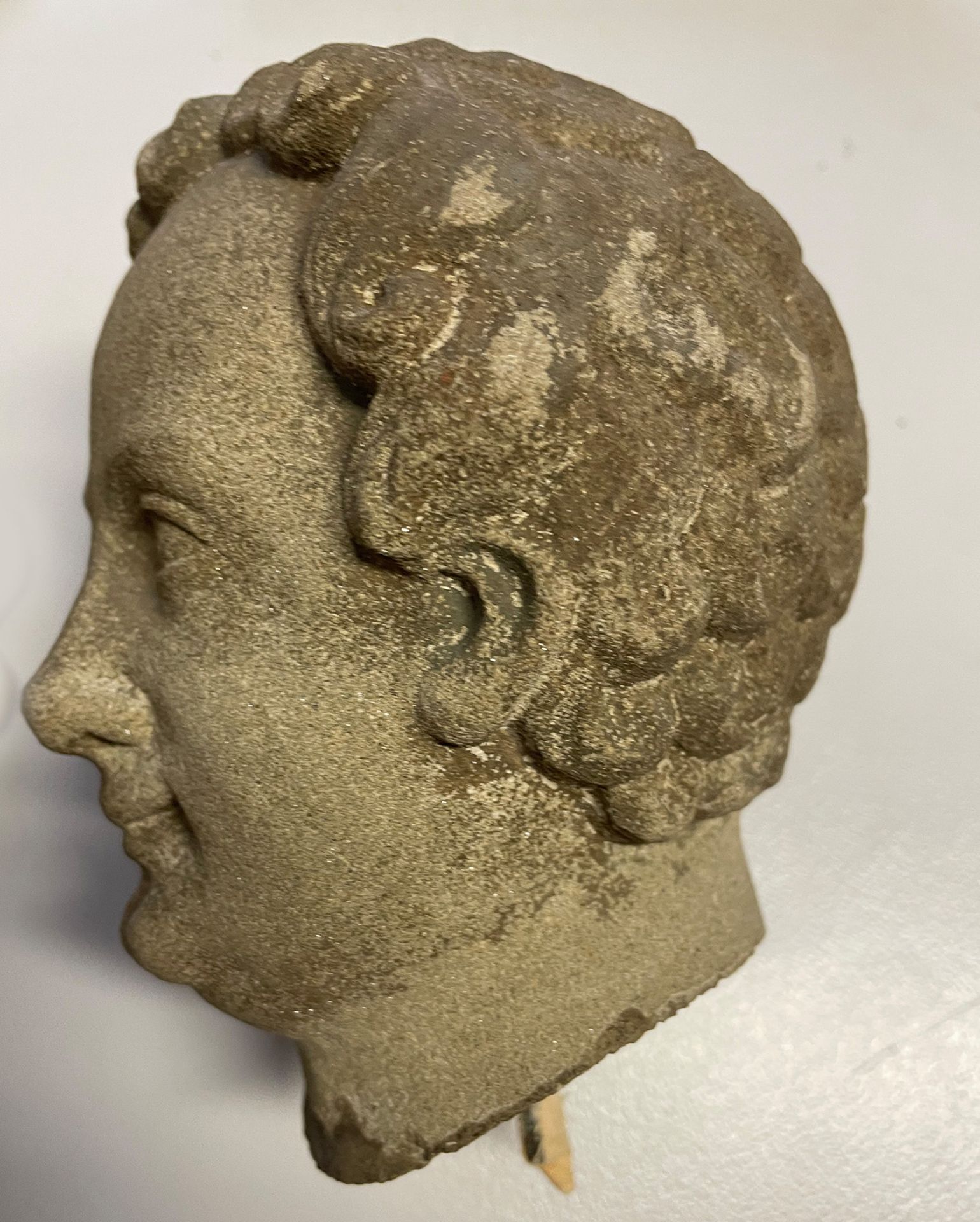 Wohl Frankreich 15./16. Jh., Kopf eines jungen Mannes mit lockigem Haar, Sandstein, Altersspuren, - Image 4 of 5