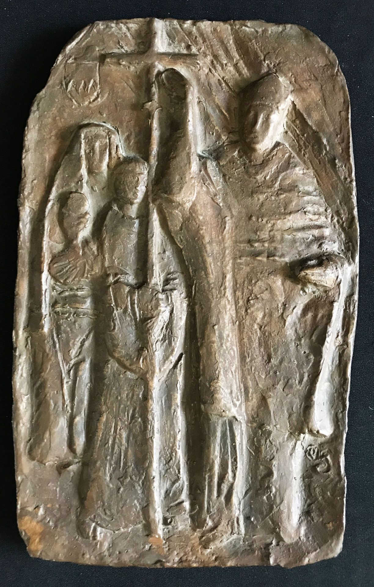 Otto Sonnleitner (1906-1985), Hl. Kilian mit zwei weiteren Figuren, Relief, Bronze, mongrammiert OS,