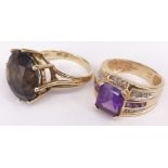 2 Damenringe, 585er GG, insg. 13,3 g: Ring mit rechteckigem Amethyst, 10 x 8 mm, sowie 6 Amethyst