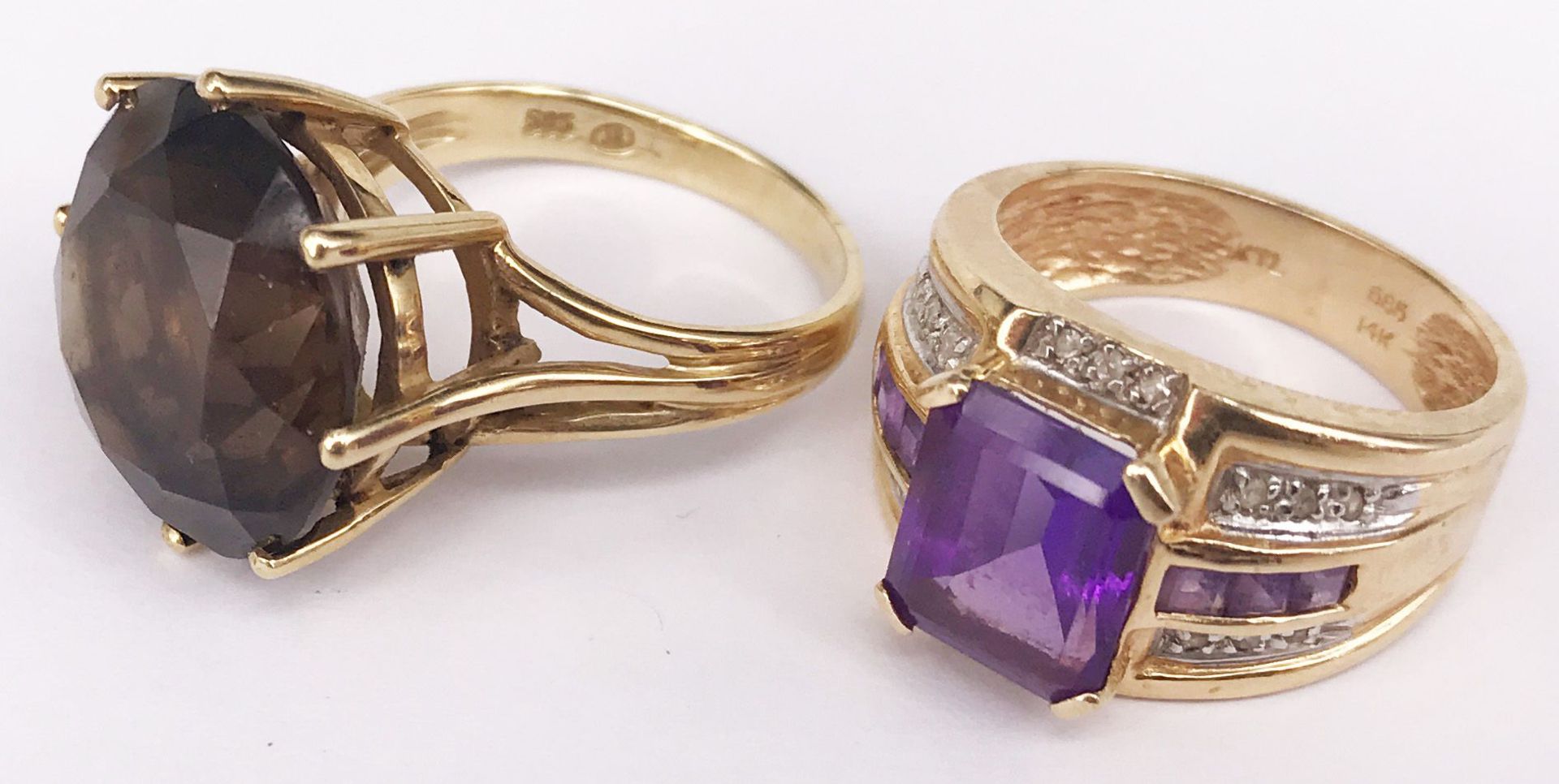 2 Damenringe, 585er GG, insg. 13,3 g: Ring mit rechteckigem Amethyst, 10 x 8 mm, sowie 6 Amethyst