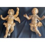 2 Putti, Putten, Holz 18. Jh., gefasst, Altersspuren, H. je Putto 43 cm