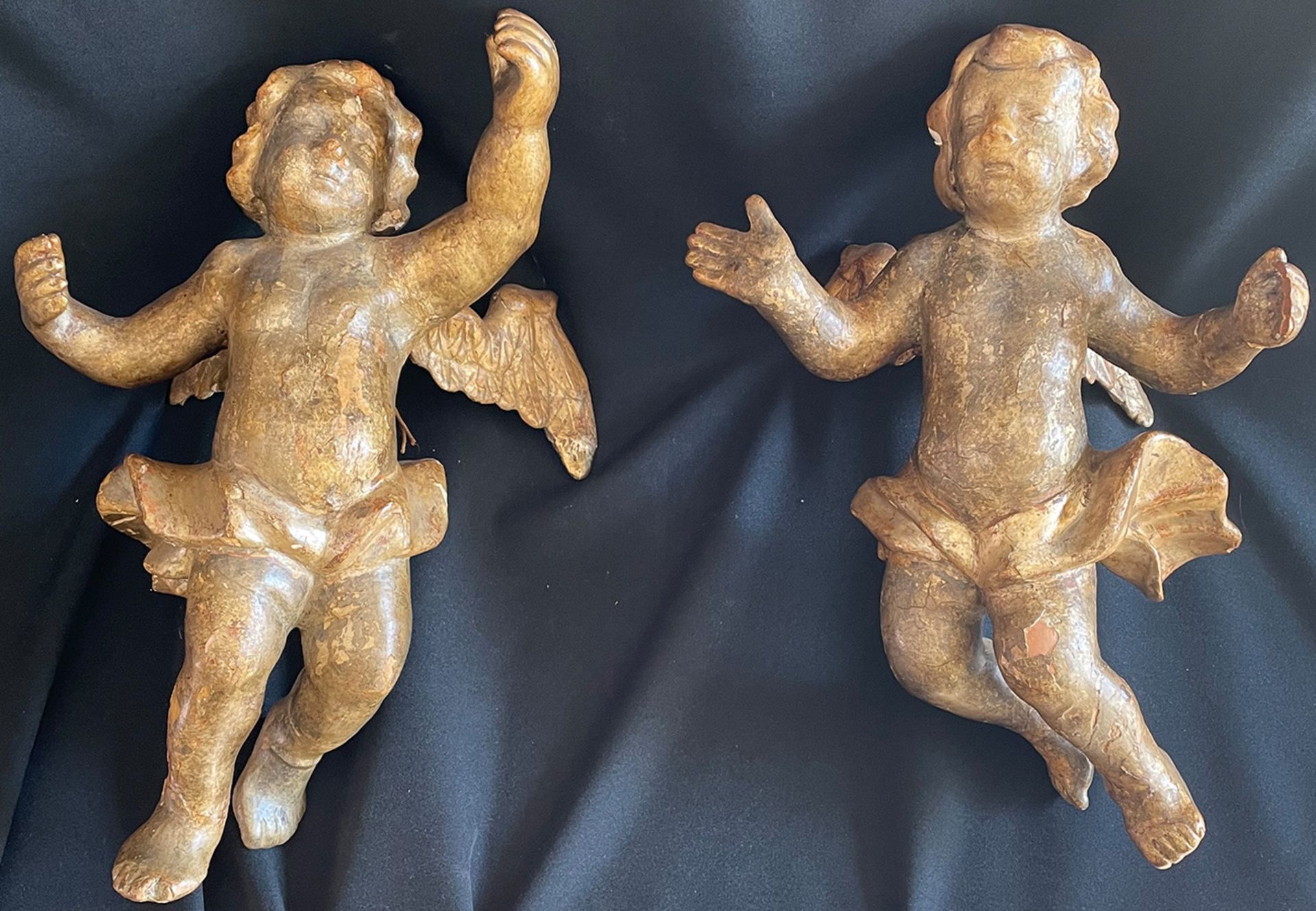 2 Putti, Putten, Holz 18. Jh., gefasst, Altersspuren, H. je Putto 43 cm