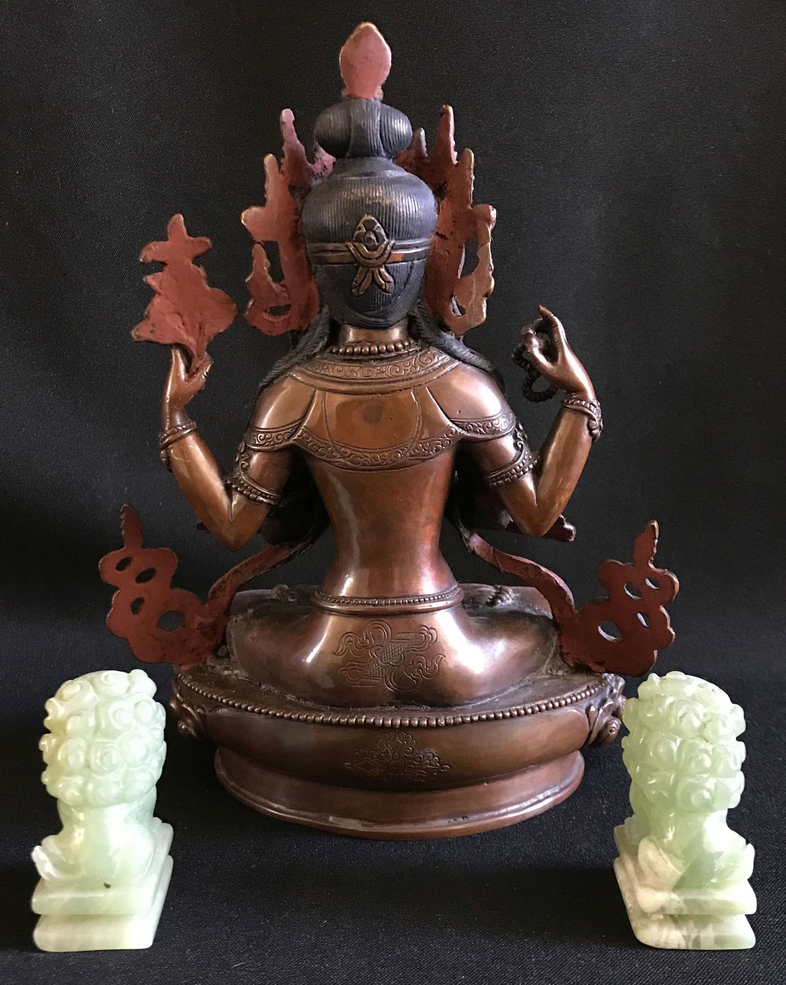 Asia-Konvolut: 1 x Buddhafigur mit feinen Glassteinen verziert, Altersspuern, H. 22 cm. 1 x - Image 5 of 5