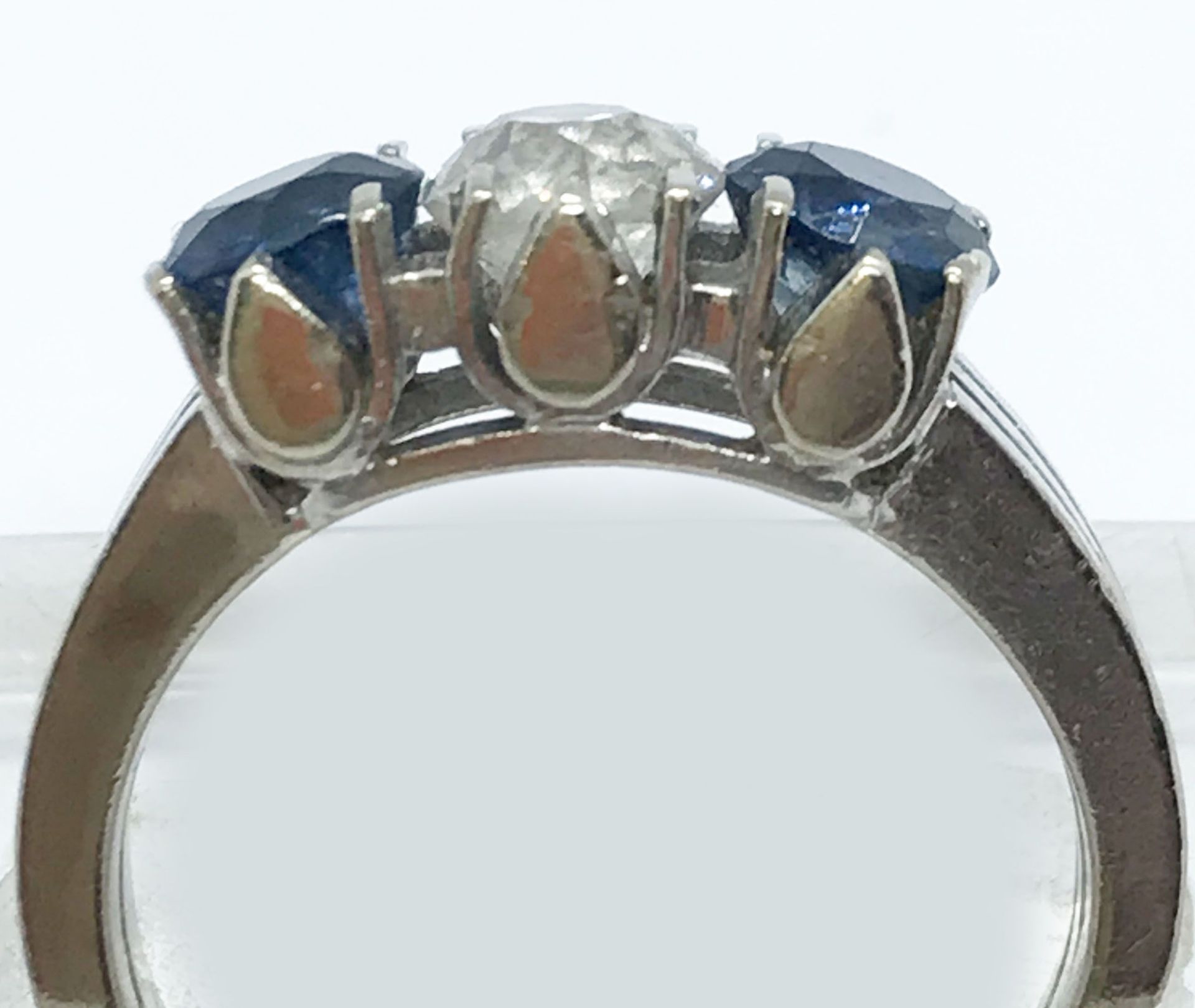 Ring mit Saphiren und Diamant, 585er WG, die beiden Saphire in einem schönen Mittelblau, der Diamant - Image 2 of 2