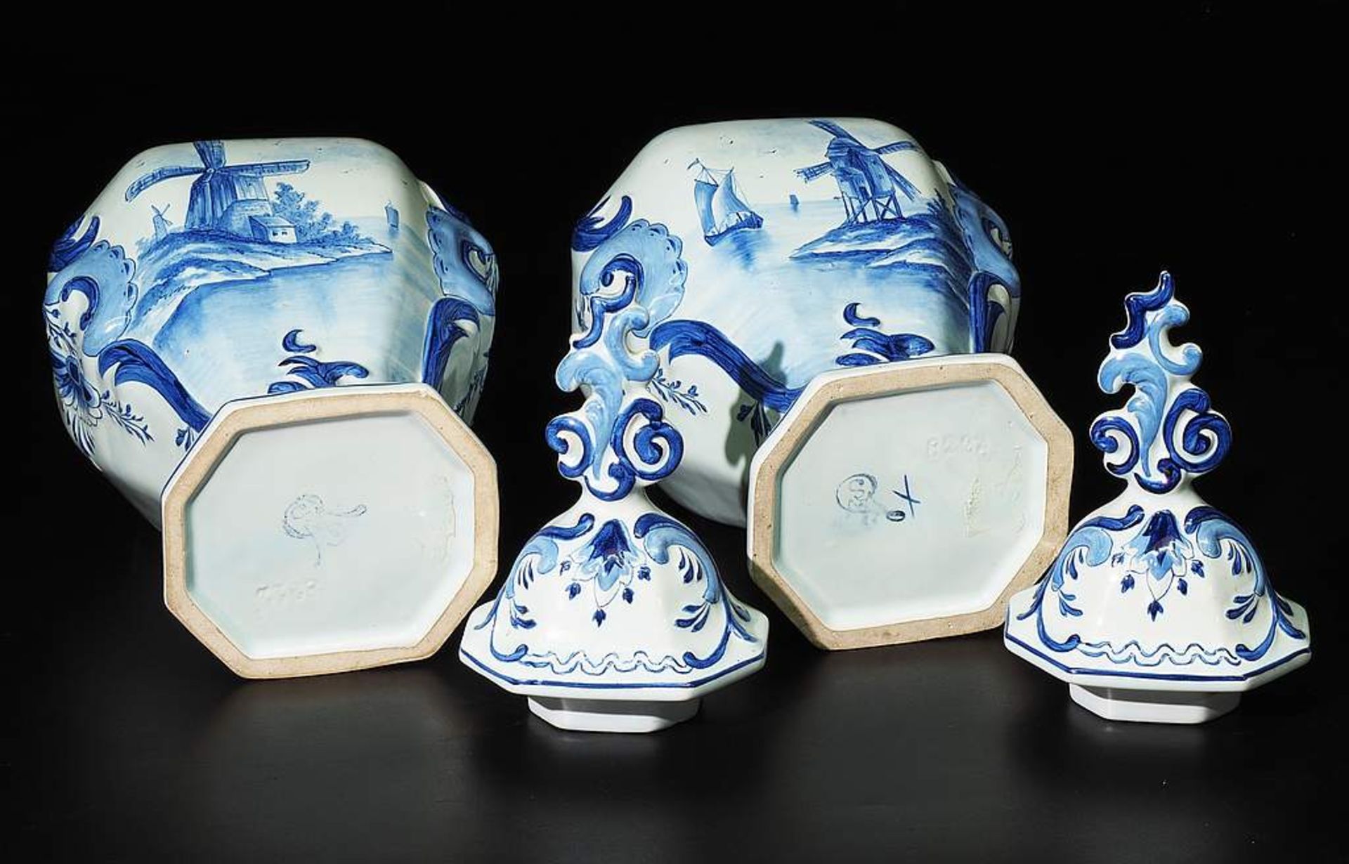 Paar Deckelvasen, Fayence, Blaumalerei, typisch im Stil der Delfter Vasen gearbeitet - Bild 6 aus 7