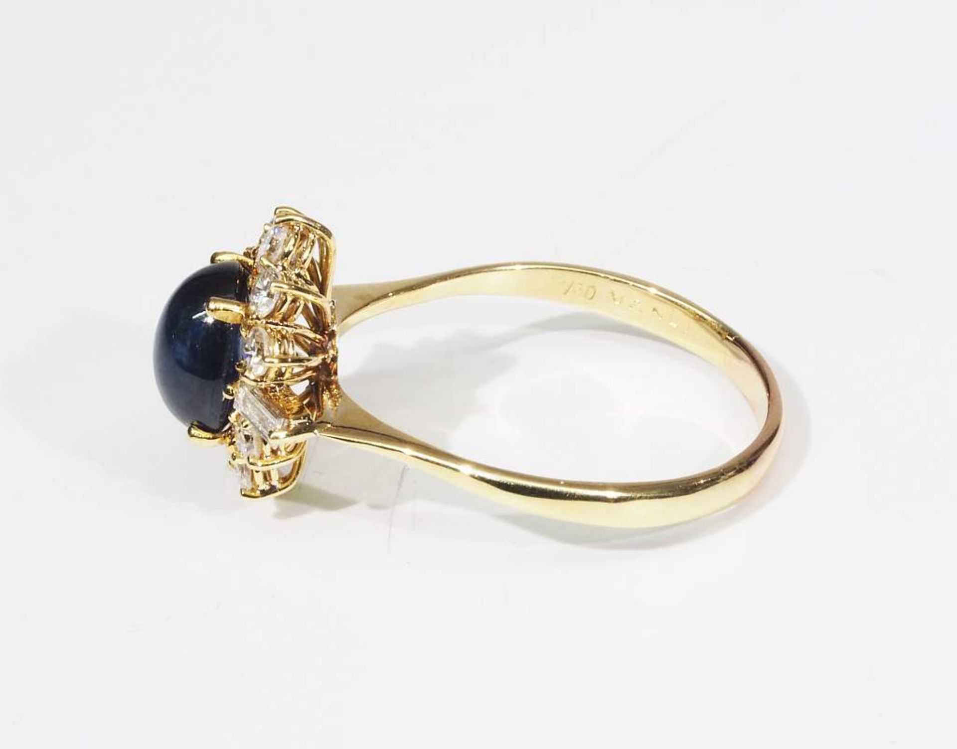 Ring, 750er Gelbgold, besetzt mit Saphir, Diamanten und Brillanten. - Bild 4 aus 7