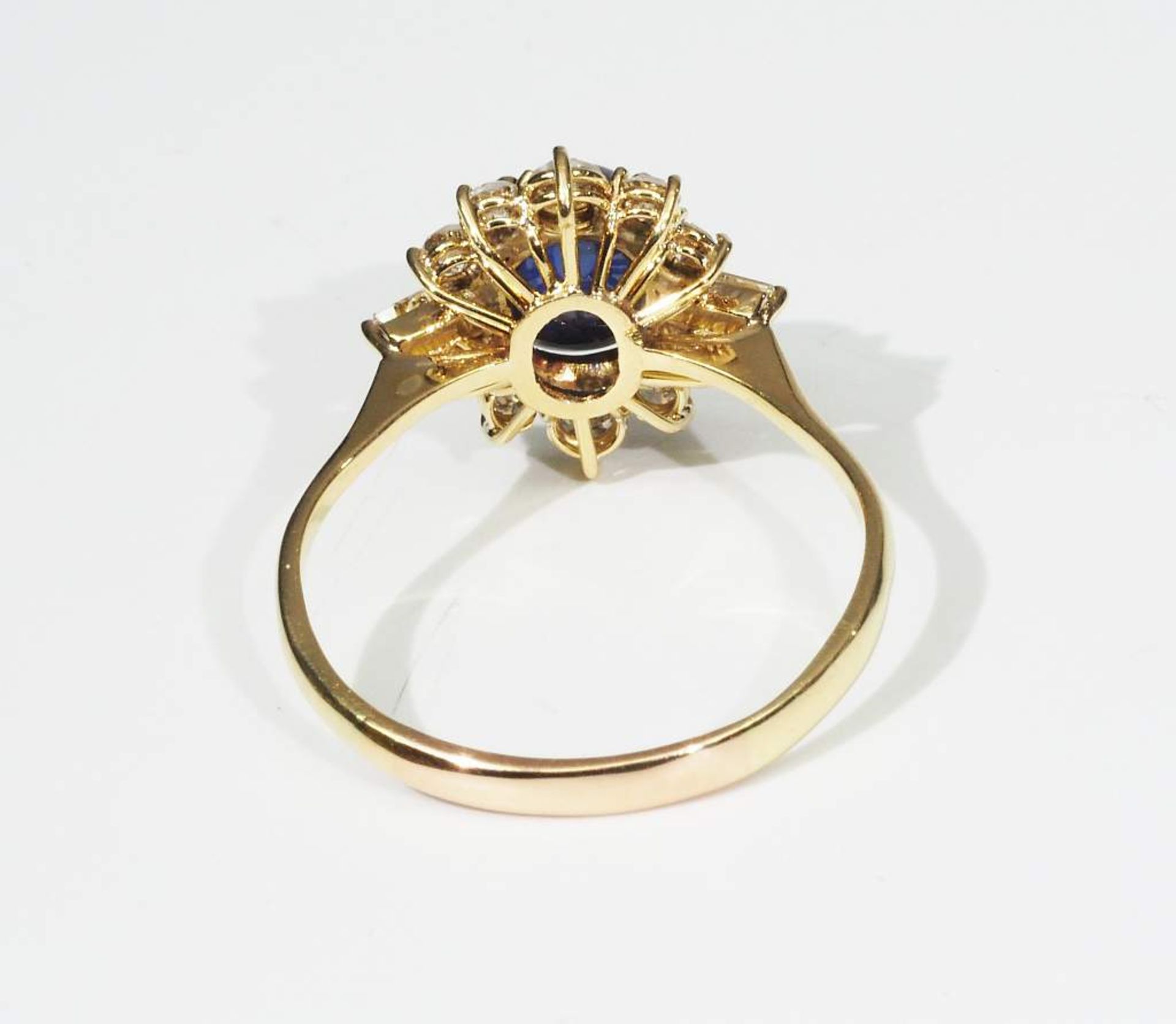 Ring, 750er Gelbgold, besetzt mit Saphir, Diamanten und Brillanten. - Bild 5 aus 7