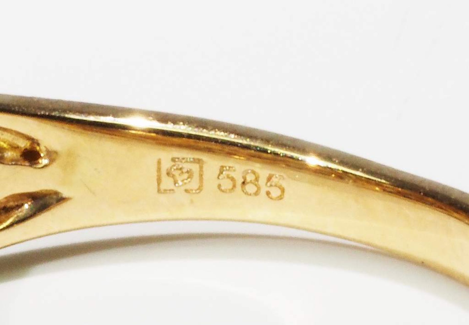 Ring mit Diamanten und grünen Korunden (Saphiren), - Bild 6 aus 7