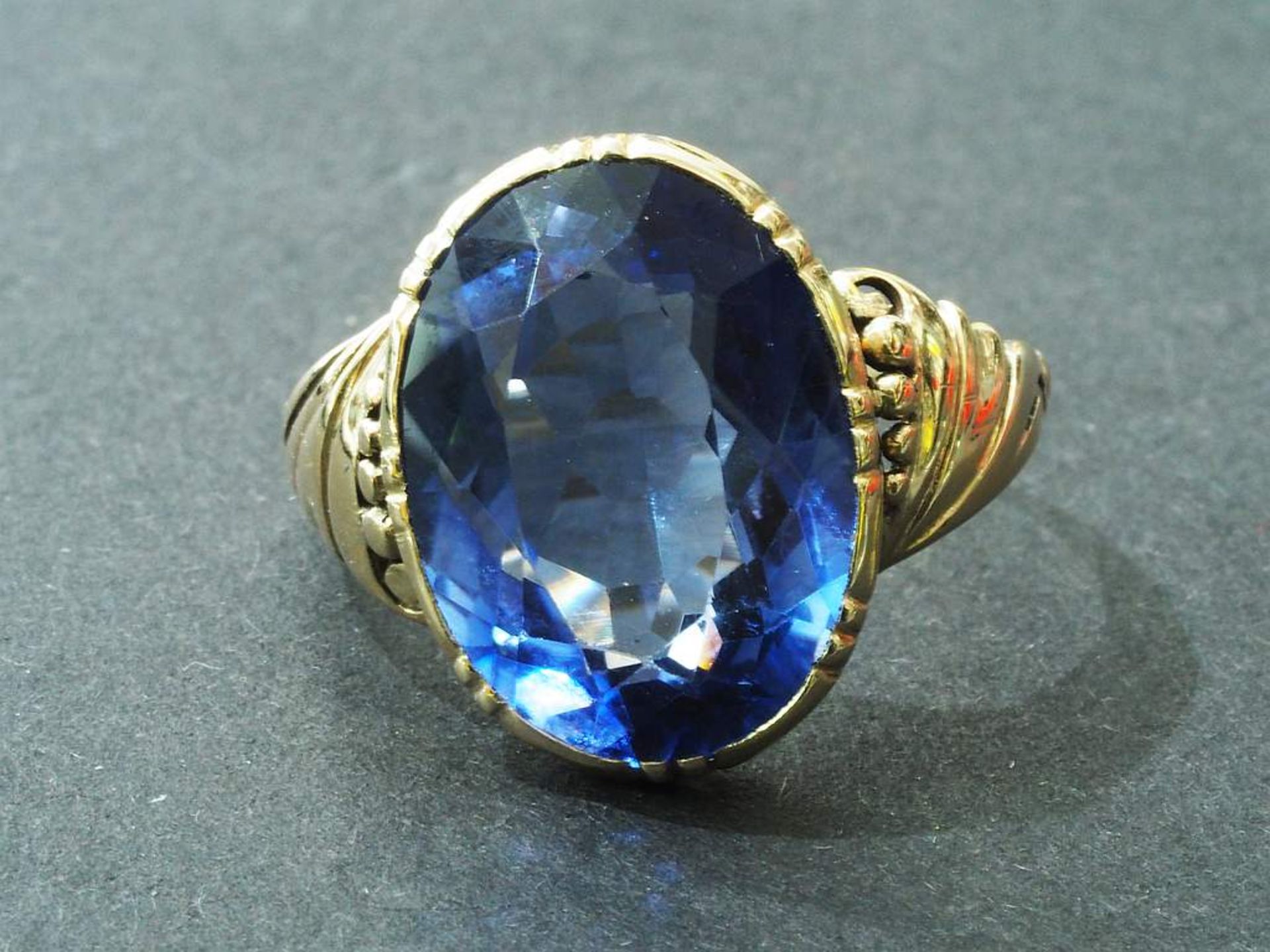 Jugendstil Ring mit synthetischem Korund (Saphir). - Bild 3 aus 7