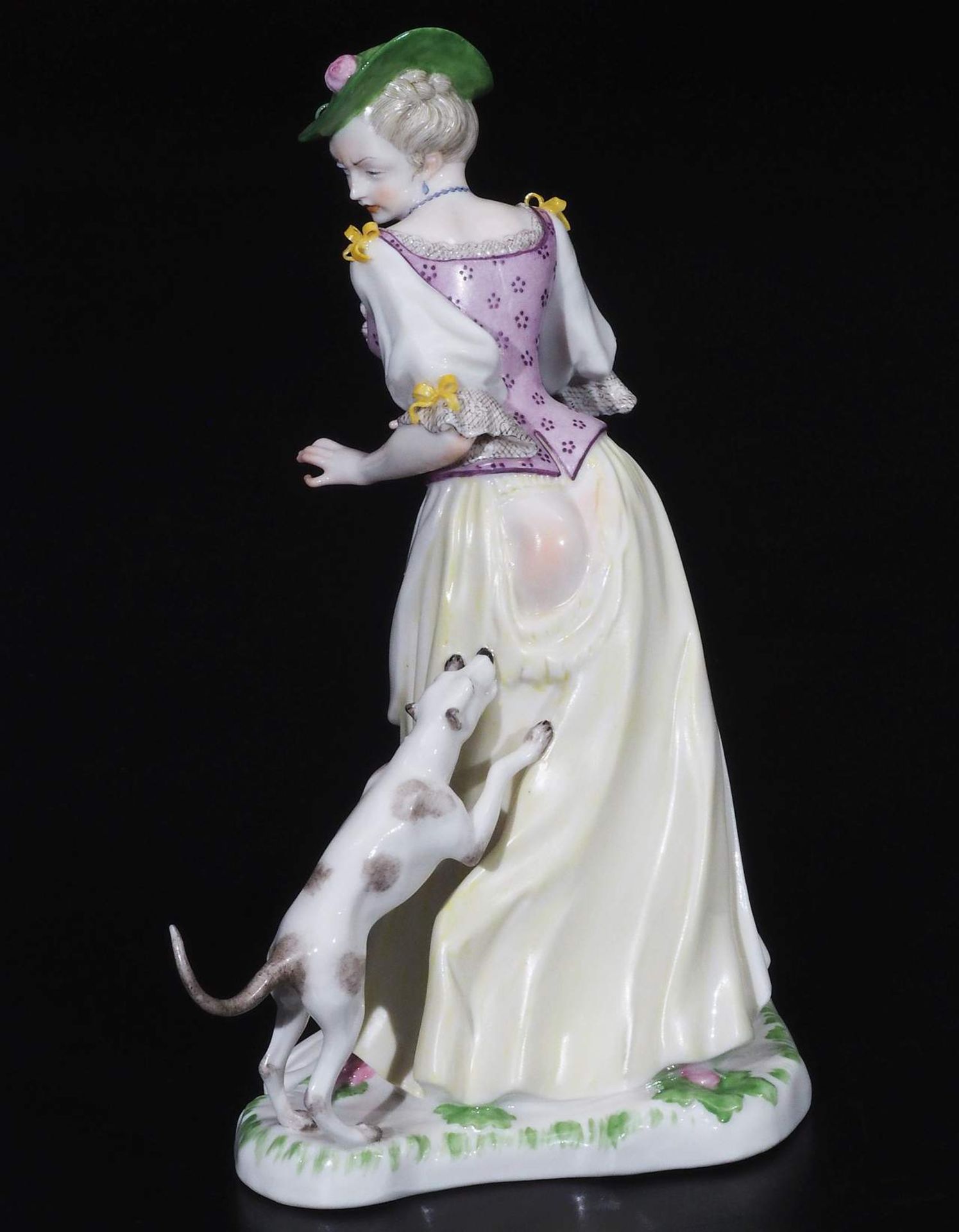 Figurine "Dame mit Hut von Hündchen angefallen". - Bild 4 aus 10