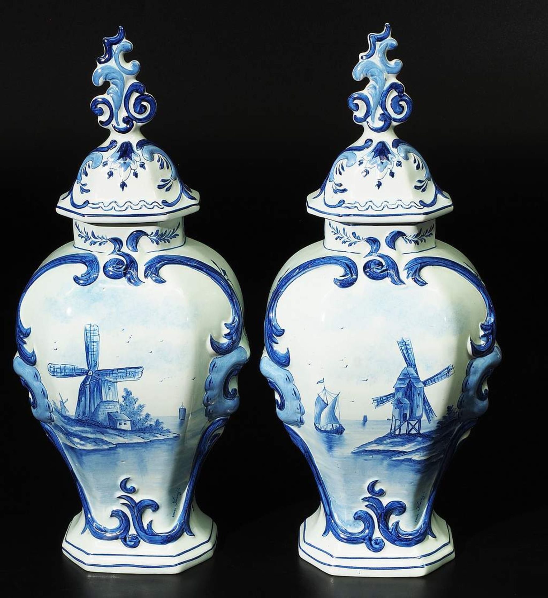 Paar Deckelvasen, Fayence, Blaumalerei, typisch im Stil der Delfter Vasen gearbeitet - Bild 2 aus 7