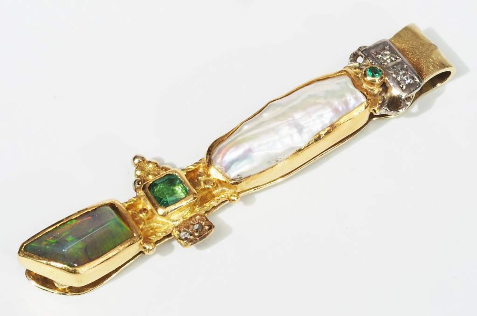 Prächtige Krawattenklammer mit Zuchtperle, Opal, Smaragde und Diamanten. - Bild 4 aus 6