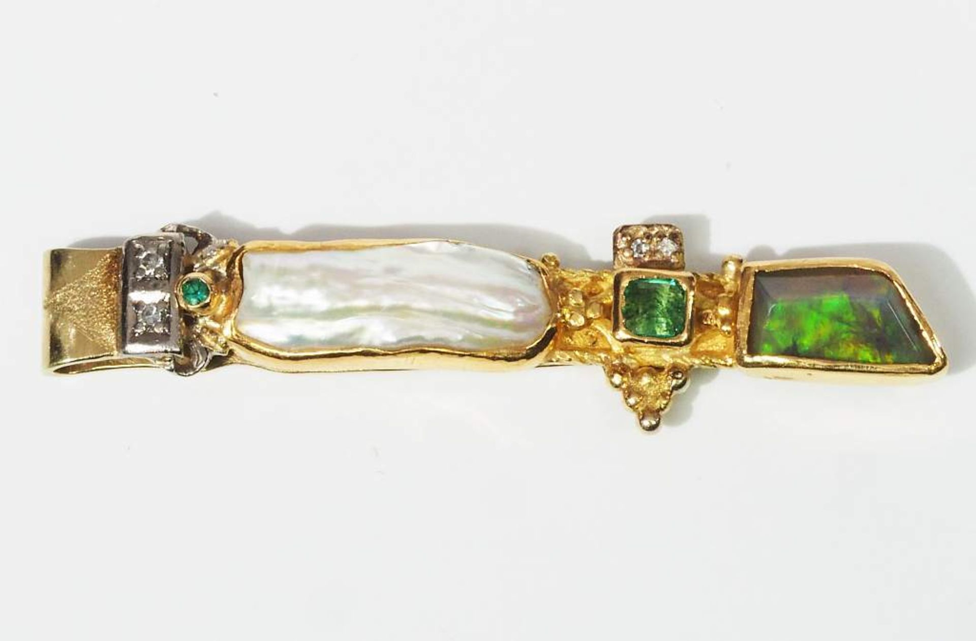 Prächtige Krawattenklammer mit Zuchtperle, Opal, Smaragde und Diamanten. - Bild 2 aus 6