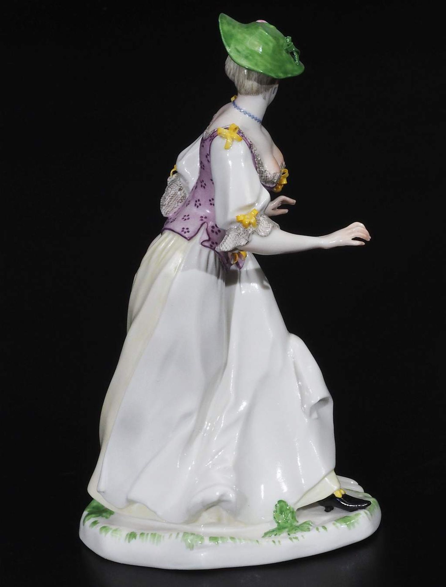 Figurine "Dame mit Hut von Hündchen angefallen". - Bild 6 aus 10