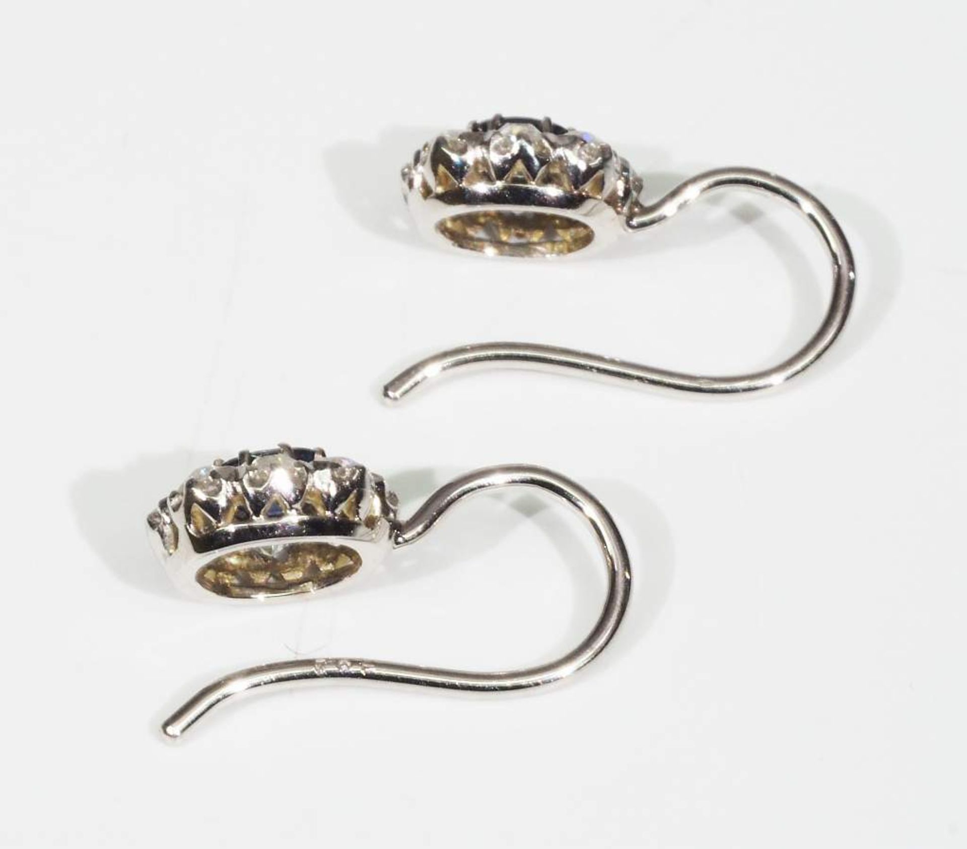 Paar Ohrringe mit Saphiren und Diamanten, 585er Weißgold. - Bild 4 aus 5