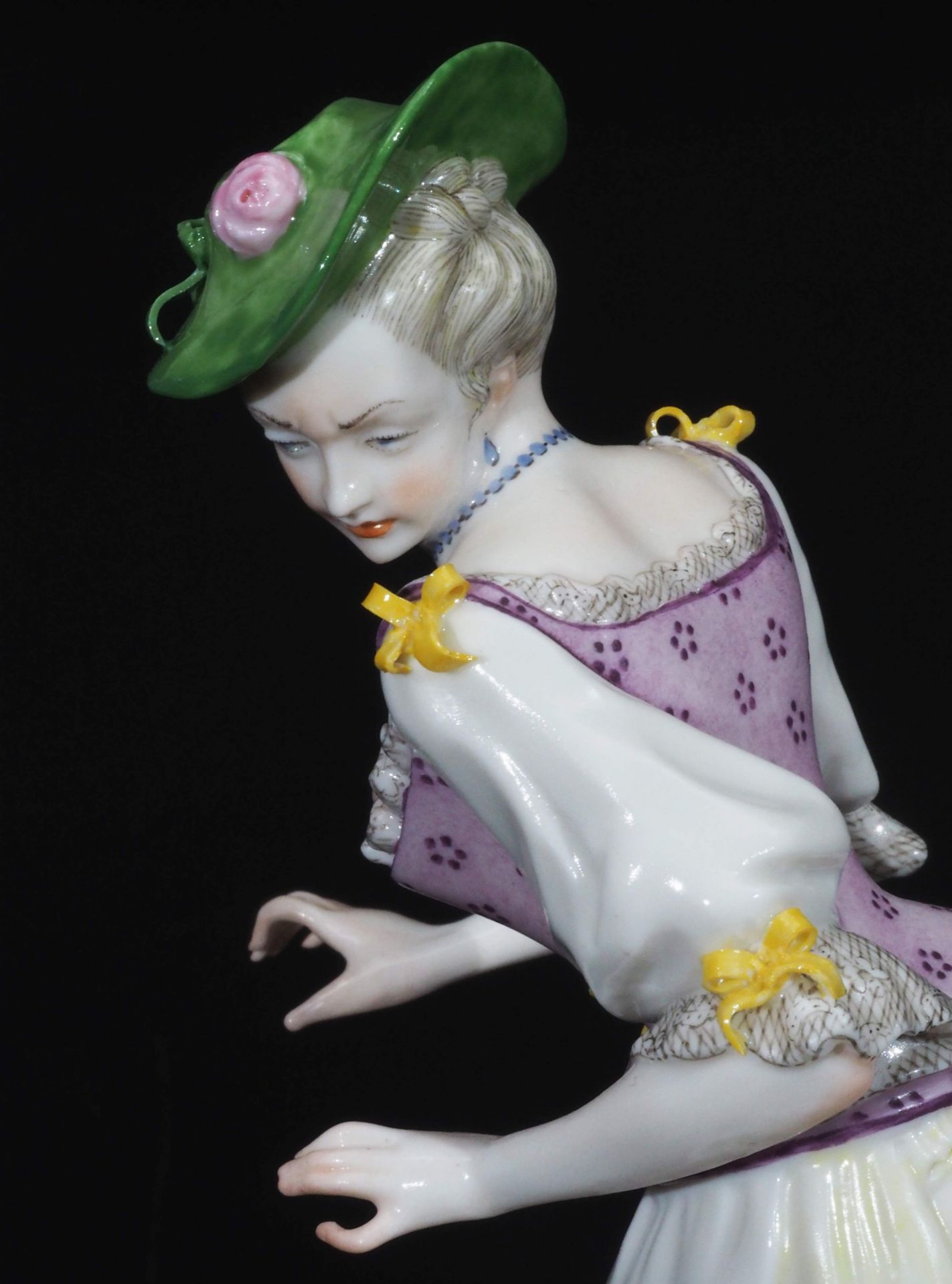 Figurine "Dame mit Hut von Hündchen angefallen". - Bild 8 aus 10