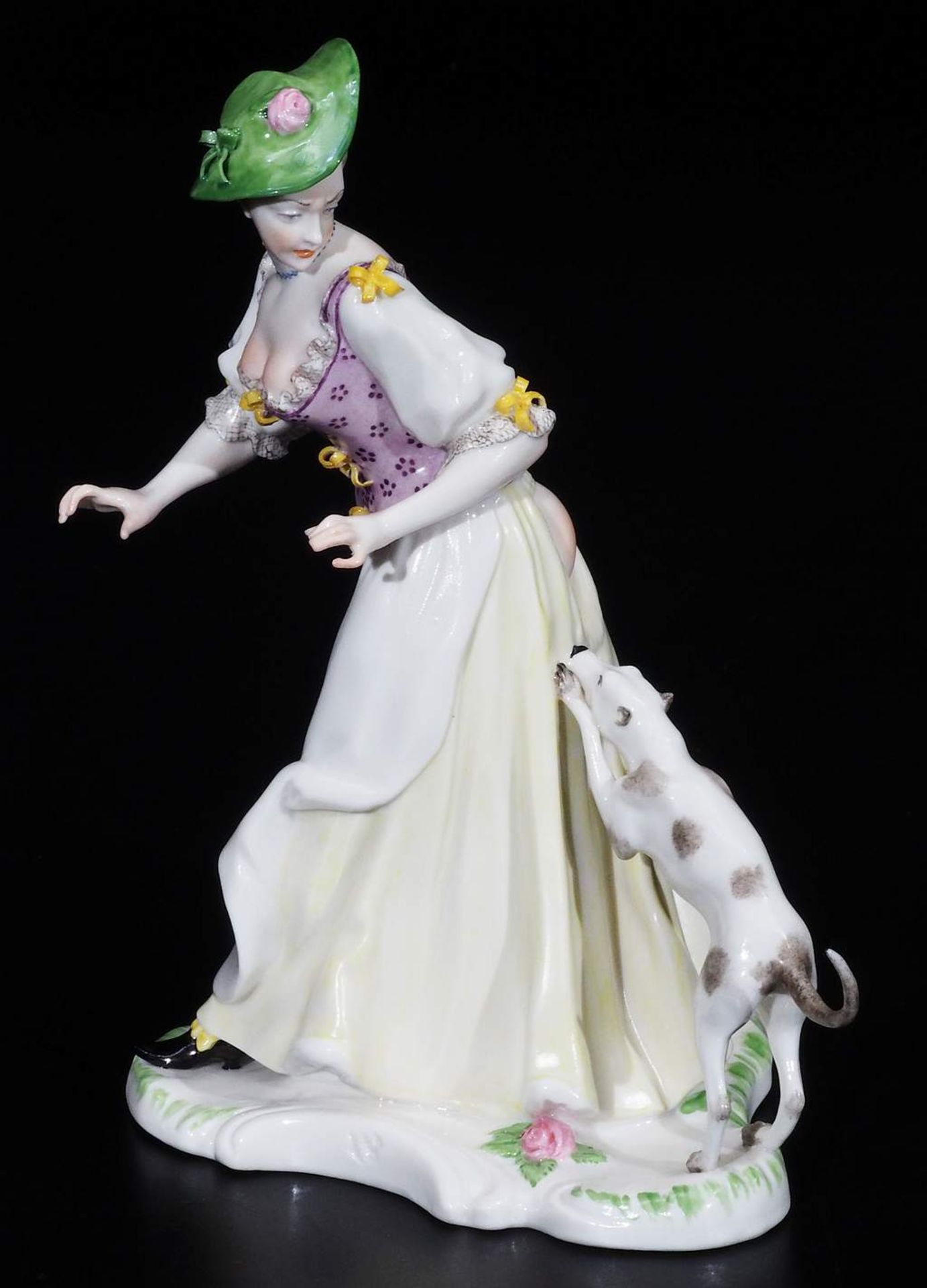 Figurine "Dame mit Hut von Hündchen angefallen". - Bild 2 aus 10