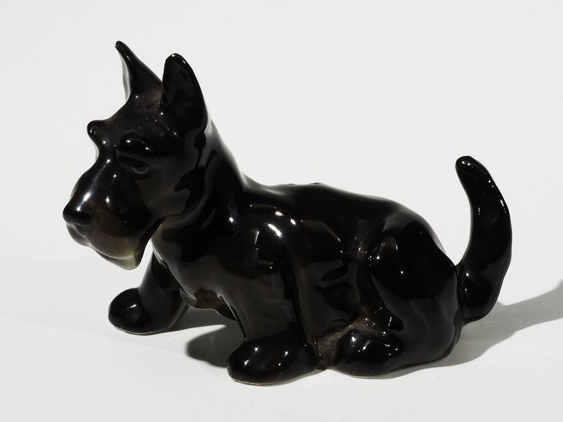 Miniatur sitzender Scotch-Terrier, schwarz. HUTSCHENREUTHER. - Bild 2 aus 6
