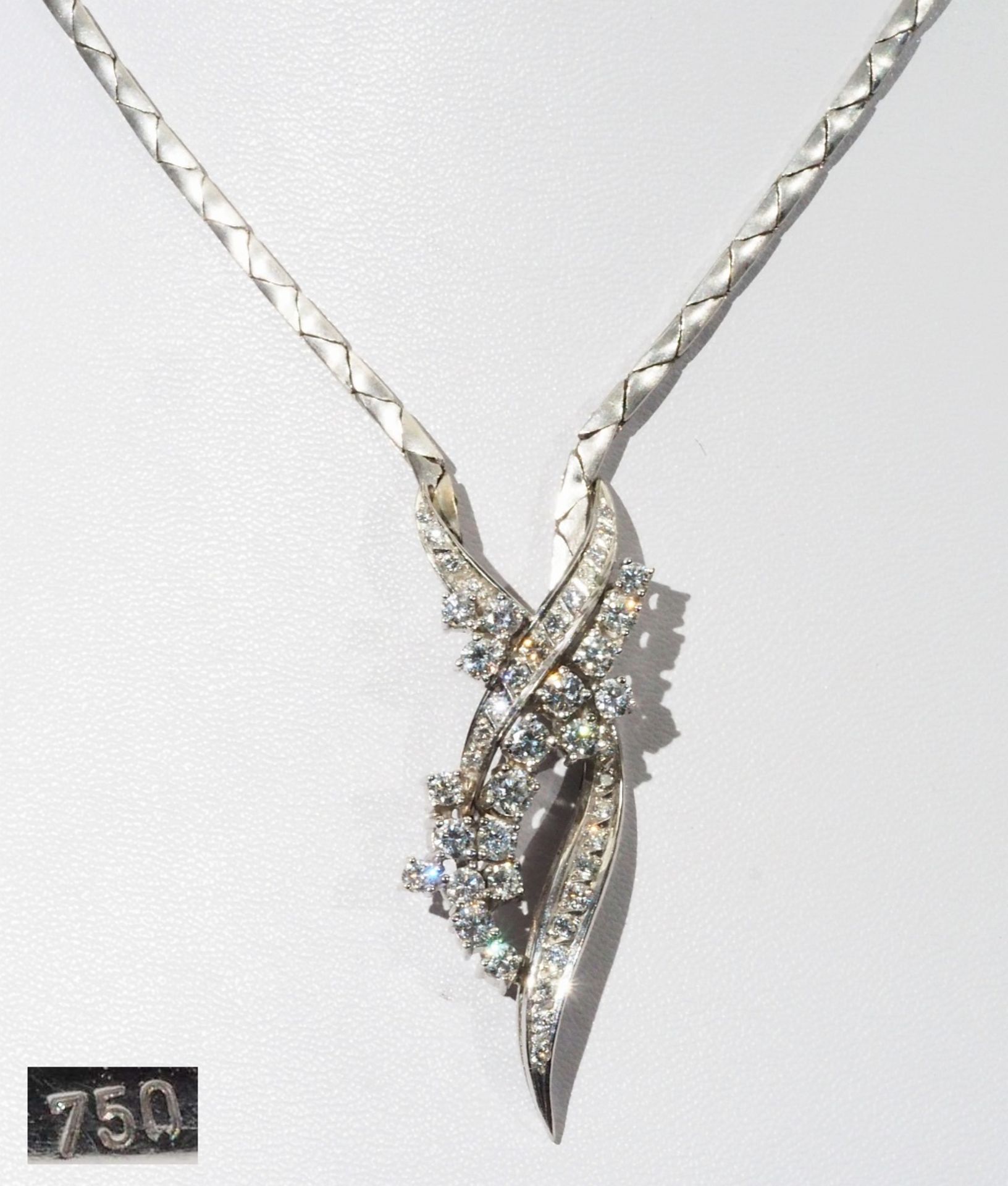 Collier mit Brillanten und Diamanten besetzt.