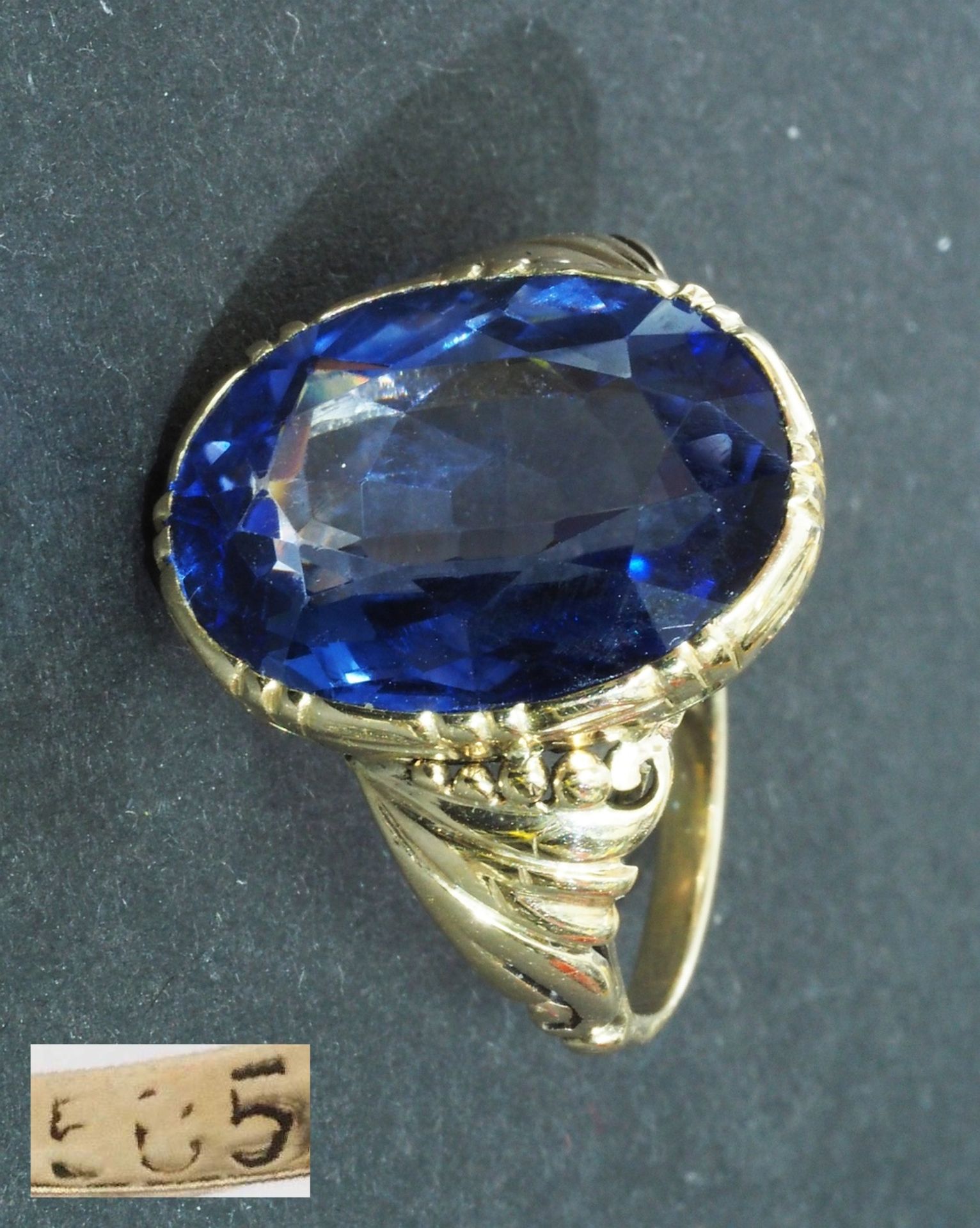 Jugendstil Ring mit synthetischem Korund /Saphir. 585er Gelbgold.