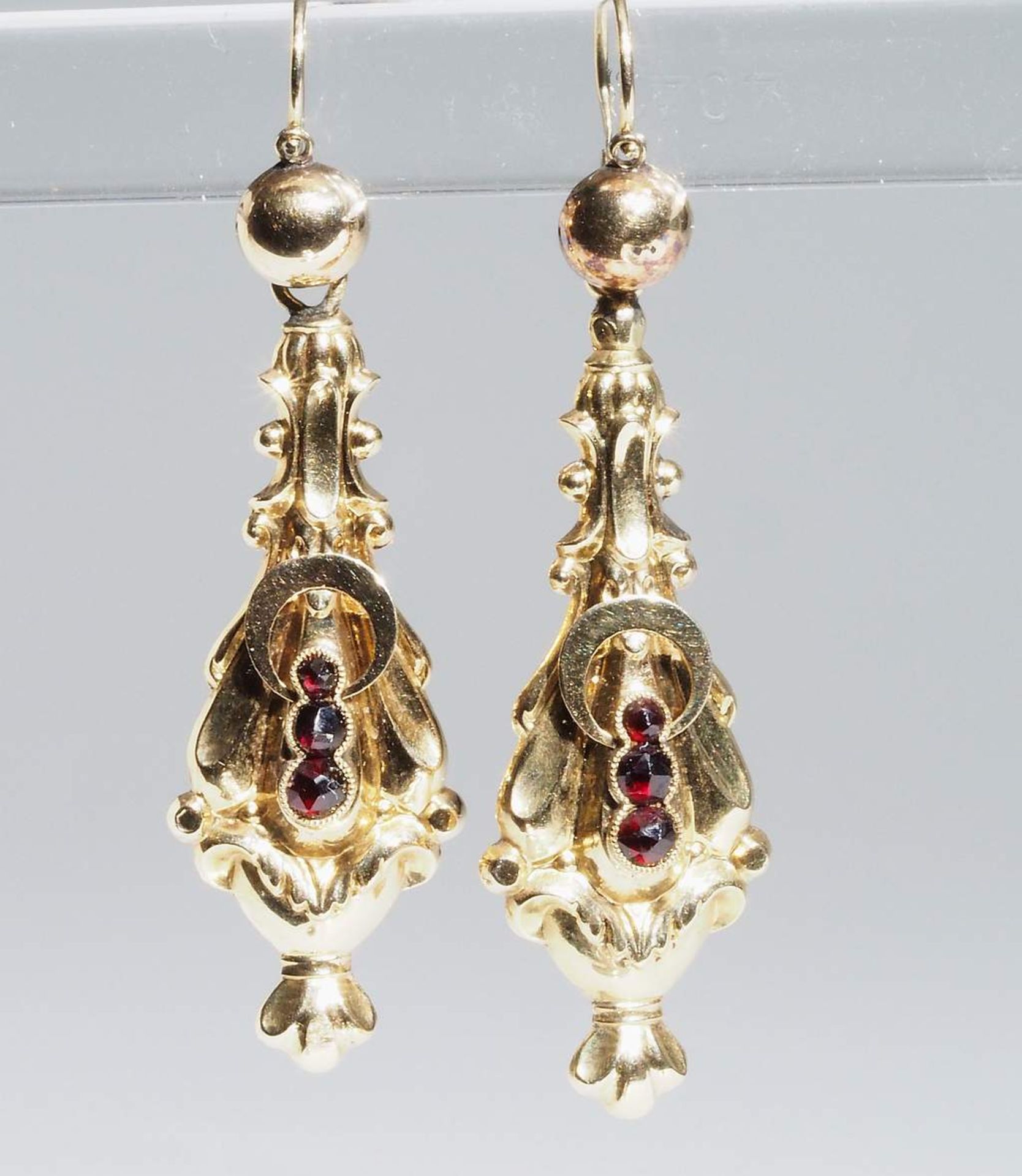 Paar Biedermeier-Ohrgehänge mit Granatbesatz, Mitte 19. Jahrhundert. 500er Gelbgold. - Image 2 of 5