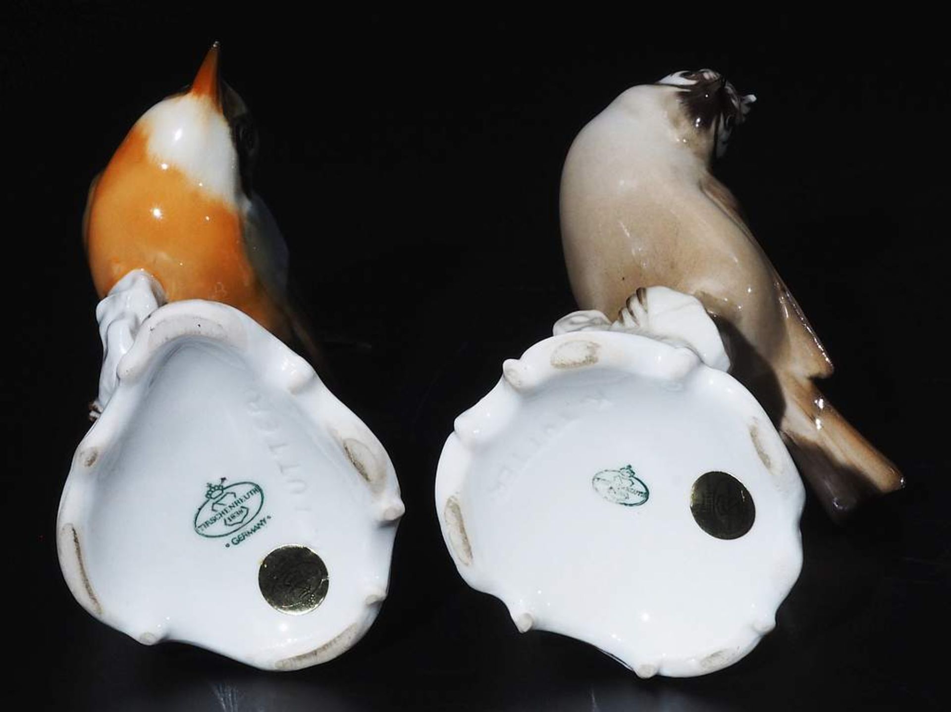 Zwei Vogelplastiken/ Singvögel: Blaumeise und Haubenmeise, jeweils auf Geäst sitzend. - Bild 5 aus 6