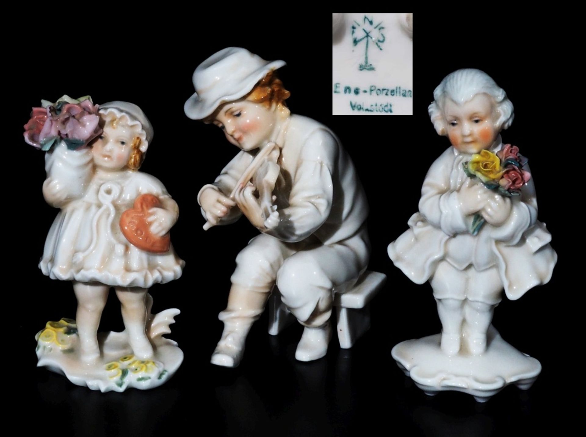 Drei Kinderfiguren. ENS, Volkstedt, grüne Mühlenmarke seit 1913.