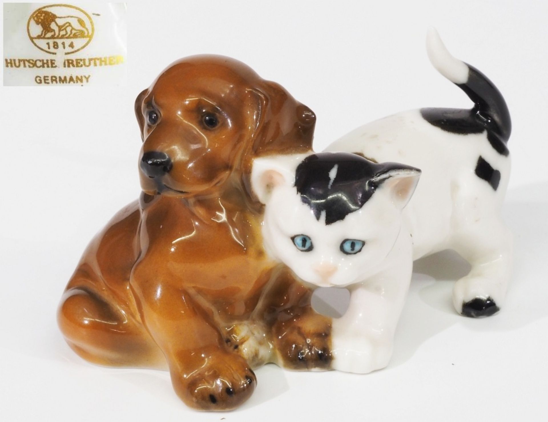Miniatur-Tierfigurengruppe "Dackelwelpe mit Katze", HUTSCHENREUTHER, 20. Jahrhundert.
