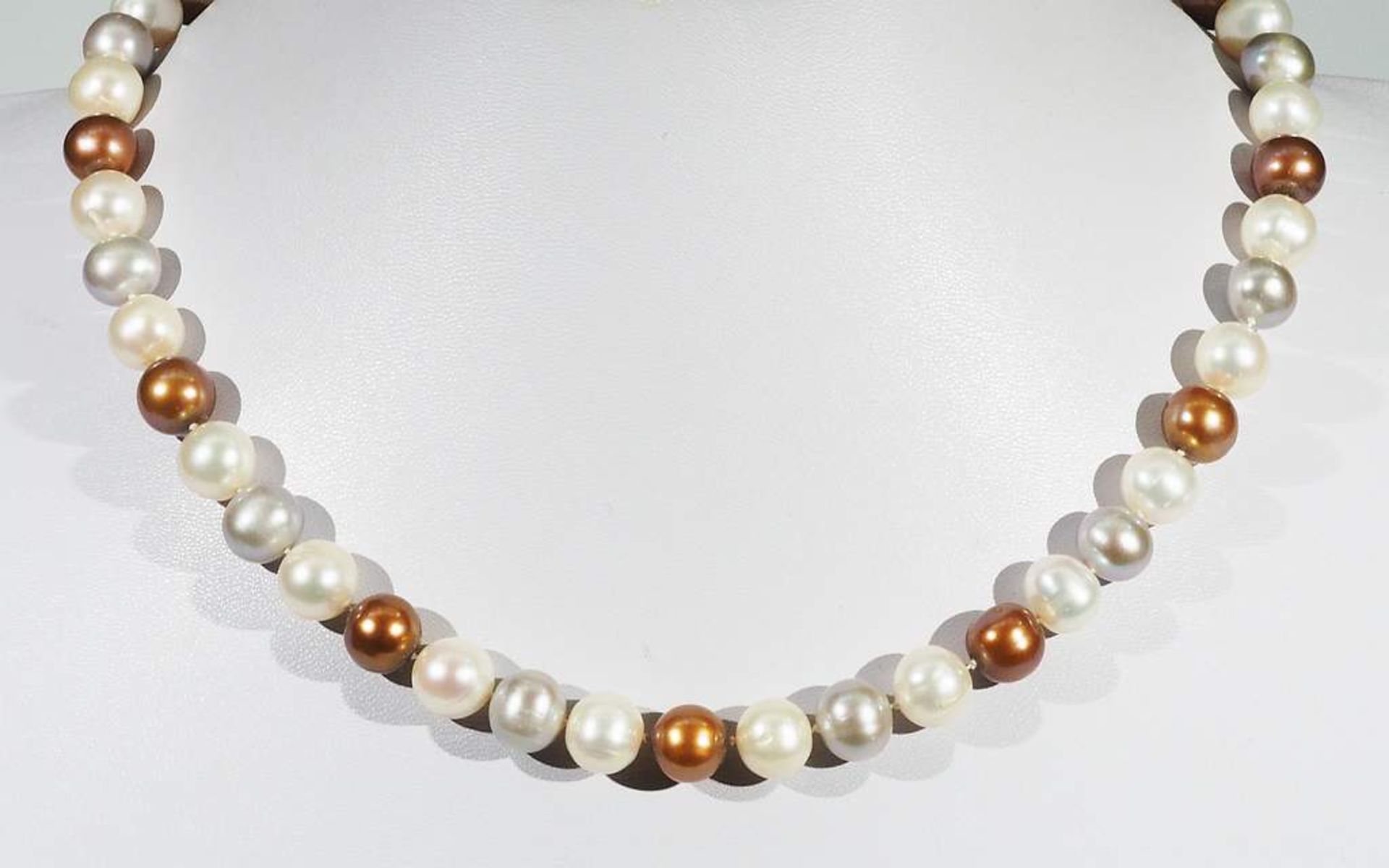 Multicolor Perlenkette mit 585er Weißgoldverschluß. - Bild 2 aus 6