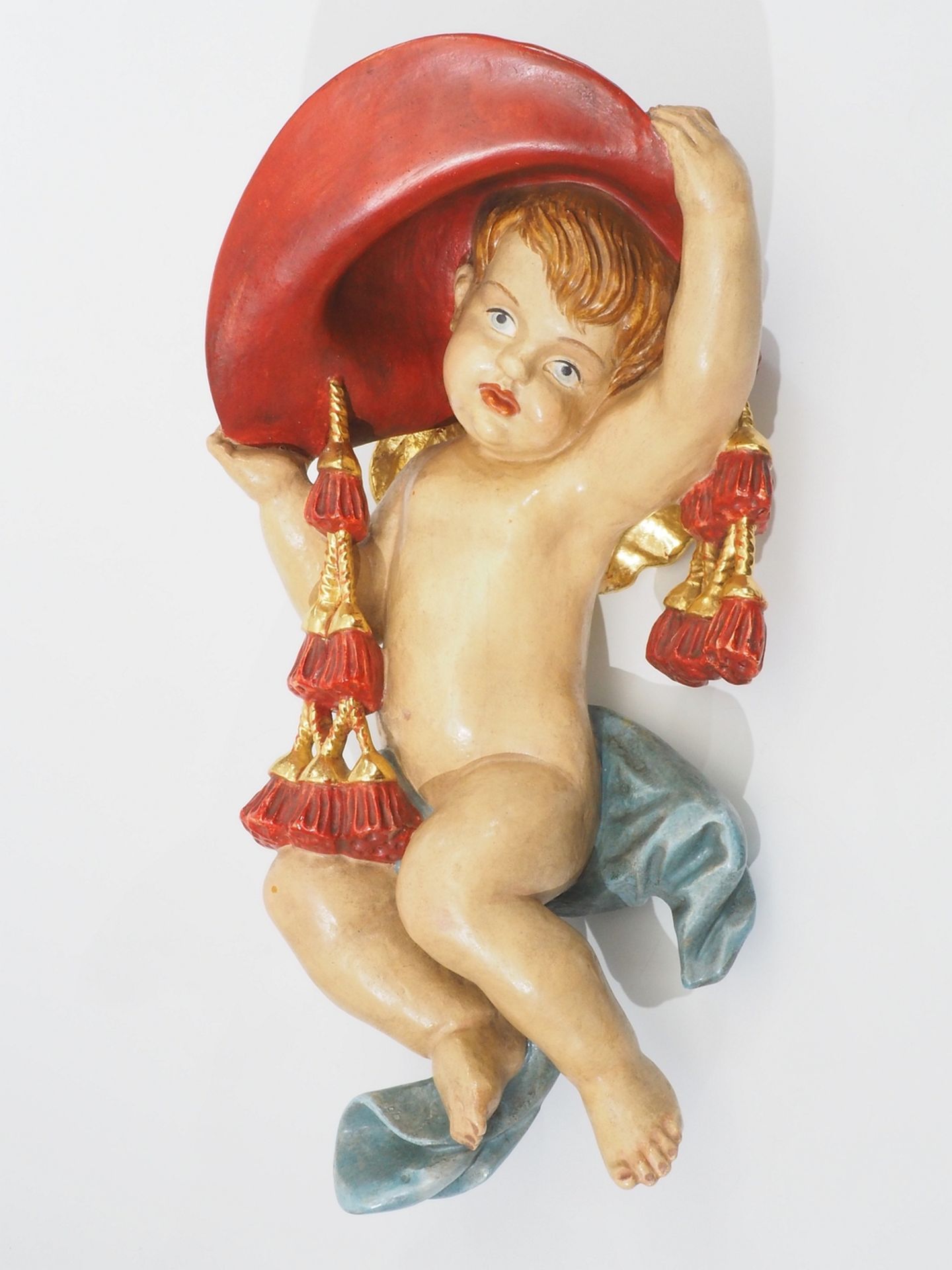 Putto mit Kardinalshut.