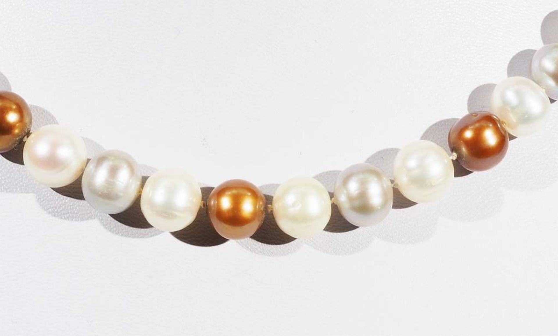 Multicolor Perlenkette mit 585er Weißgoldverschluß. - Bild 3 aus 6