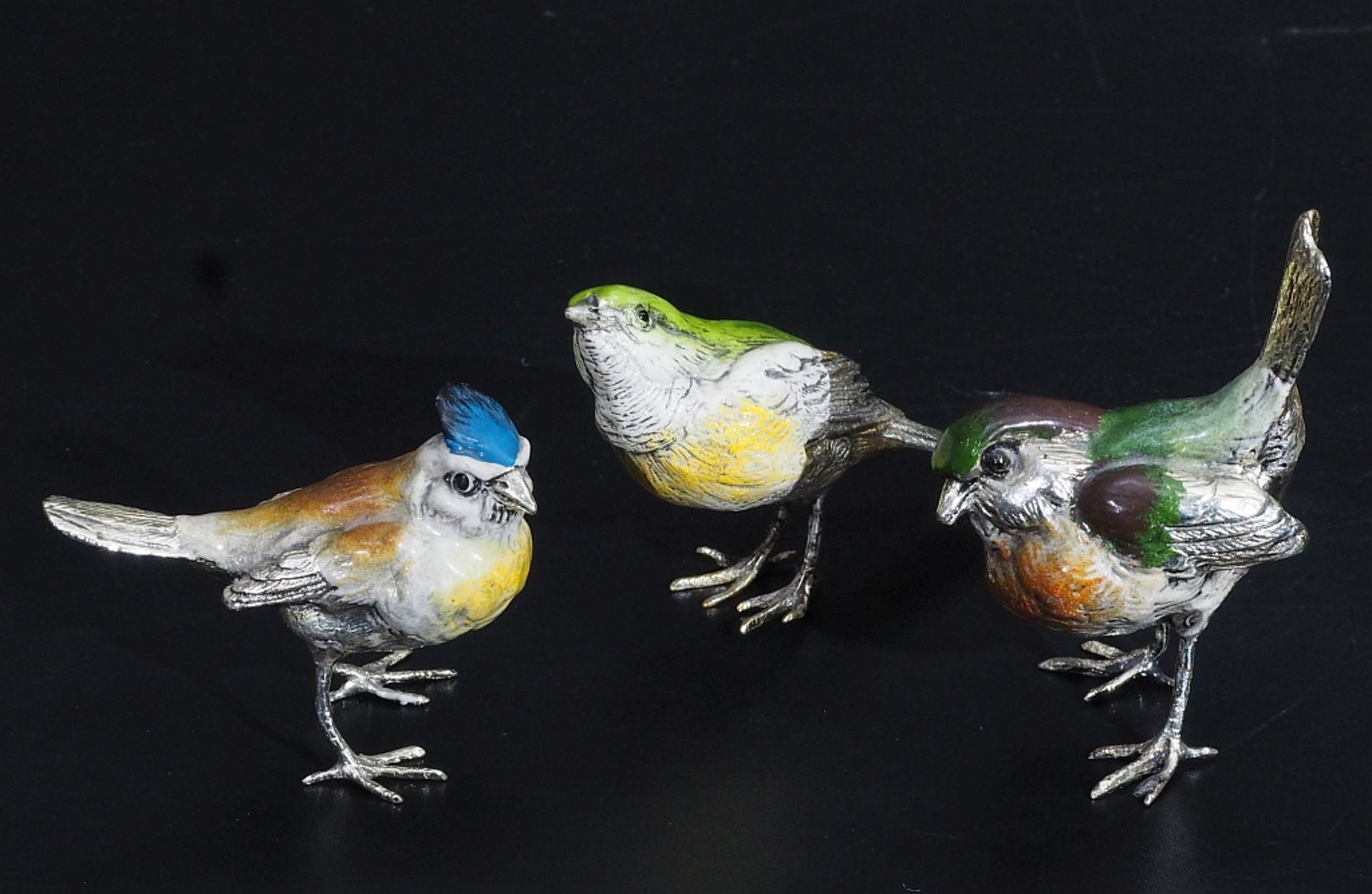 Drei Miniatur-Vogelfiguren, jeweils stehend. - Bild 2 aus 4